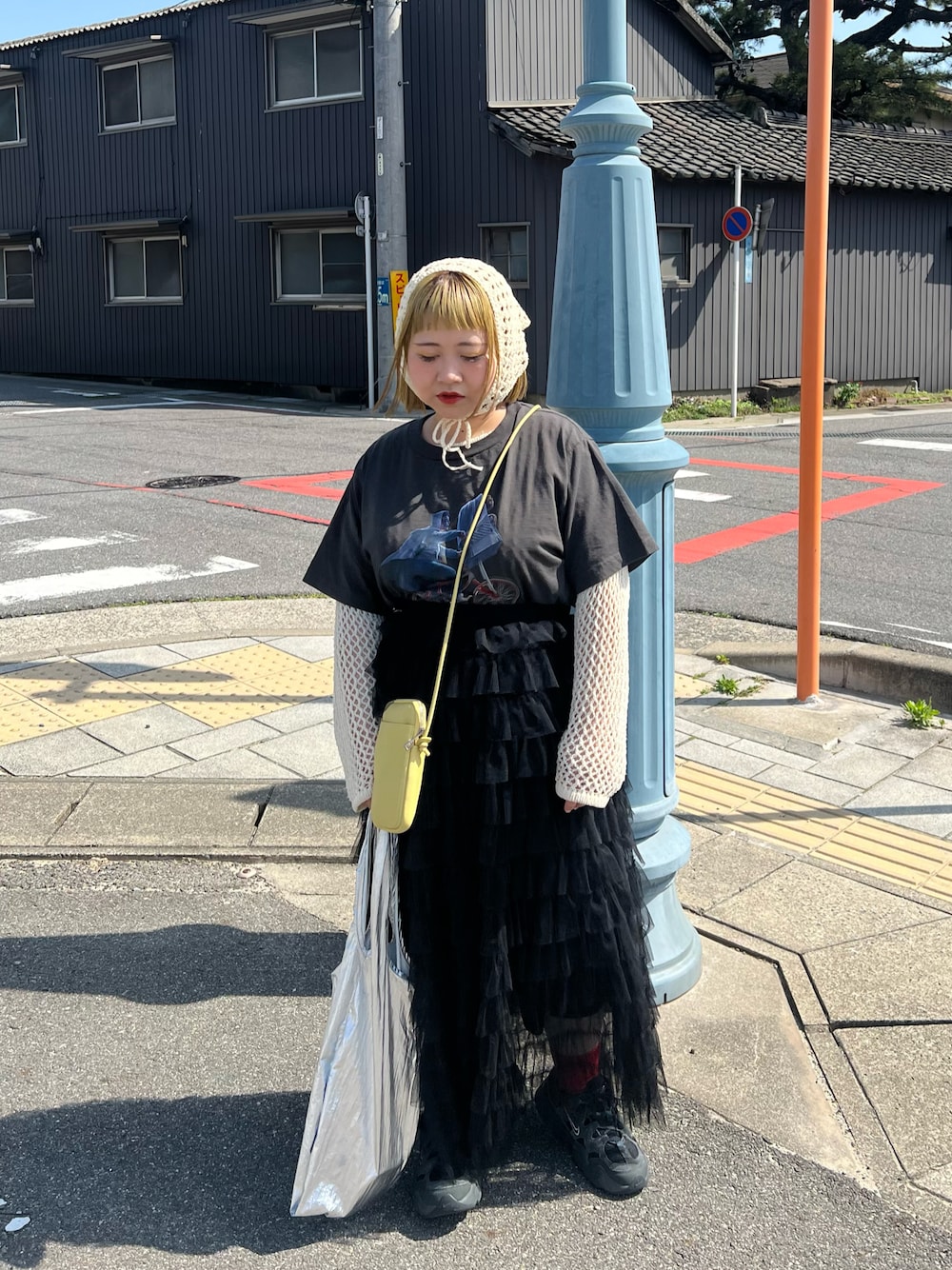 「休日スタイル、レイヤードスタイル、カジュアルガーリー、オトナカジュアル、バブーシュカ、E.T.、Tシャツ、チュールスカート、スニーカー、スニーカーコーデ、スマホショルダー、エコバッグ、トートバッグ、BIRTHDAY BAR」｜「CIAOPANIC TYPYの【UniversalｘTYPY】フォトTee（Tシャツ/カットソー、ブラック系）」を使った、ちゃみまる🐶さん（レディース・146cm）の春コーディネートの1枚目の写真