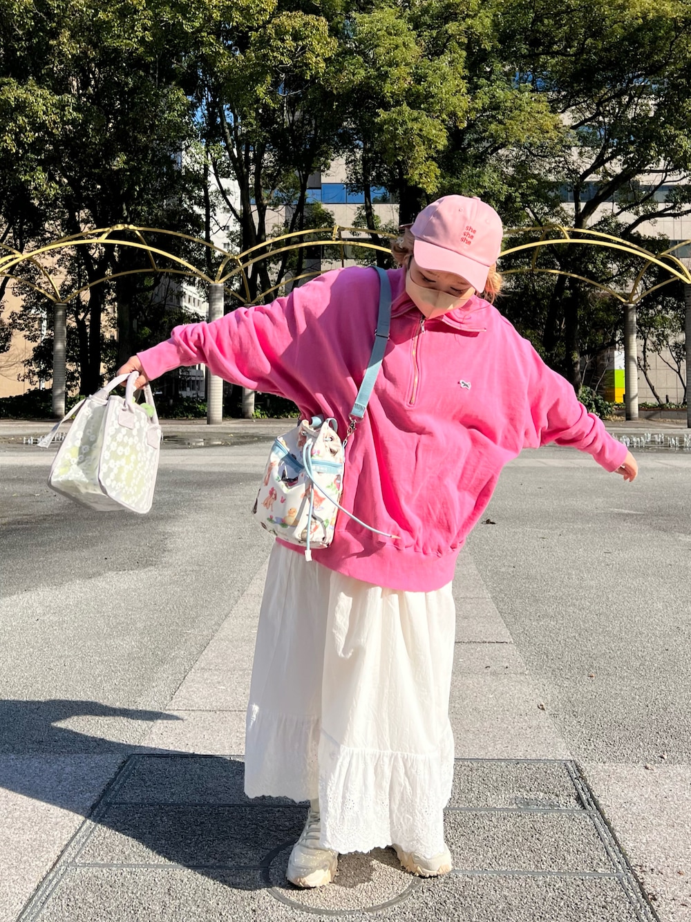 「カジュアルコーデ、冬のコーデ、春色、ピンク、ホワイト、レイヤードスタイル、ハーフジップ、白ワンピース、キャップ、スニーカーコーデ、巾着バッグ、トートバッグ、低身長コーデ、私の推しブランド、BIRTHDAY BAR」｜「CUISINE HABITSのスクエア ミニトート  SQUARE MINI TOTE（トートバッグ、ホワイト系）」を使った、ちゃみまる🐶さん（レディース・146cm）の冬コーディネートの1枚目の写真