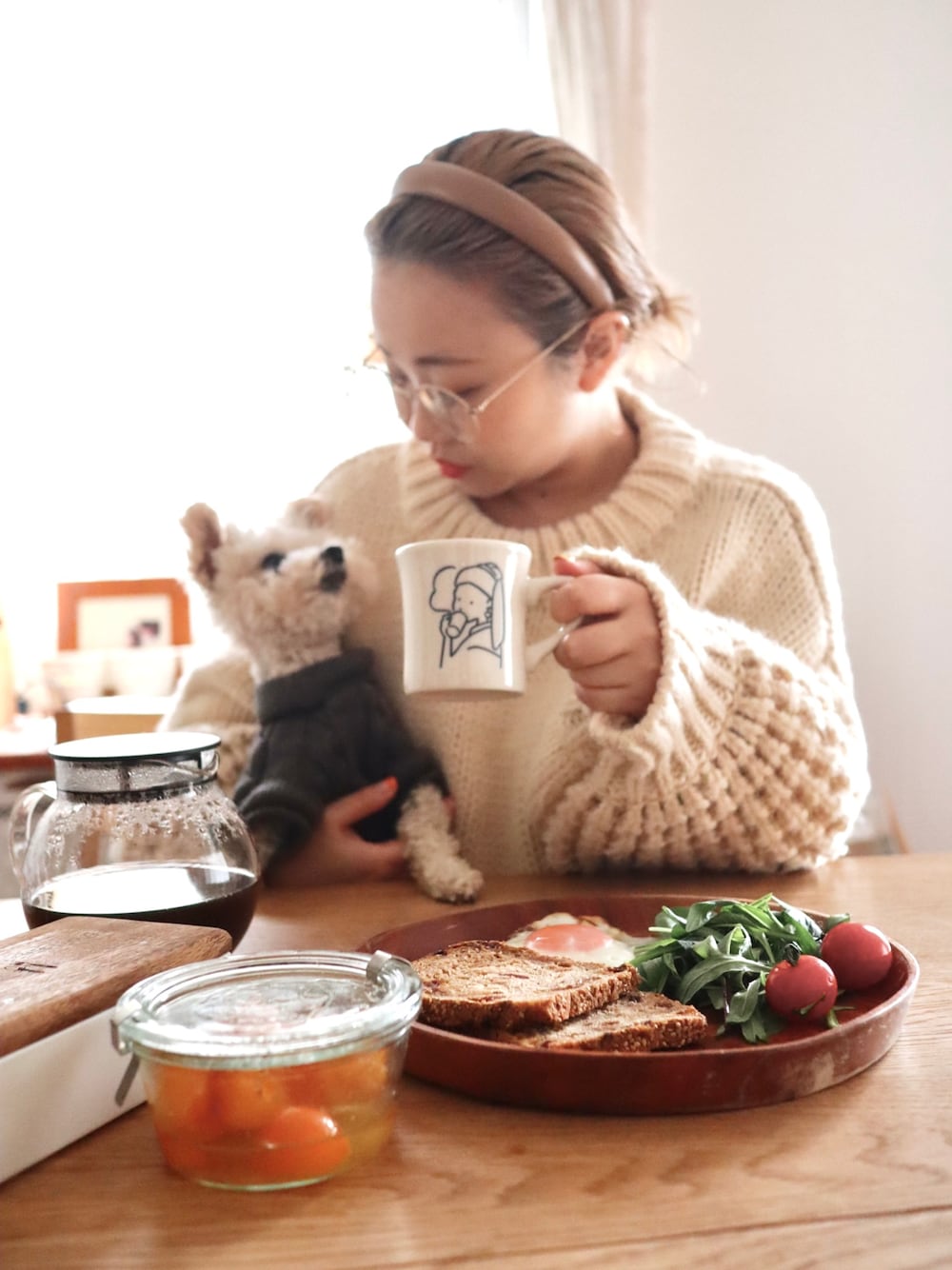 「今日のコーデ、ニット、ニットコーデ、カチューシャ、めがね、マグカップ、コーヒー、雑貨」｜「BIRTHDAY BARの【COFFEE BOY×BIRTHDAY BAR】マグカップ パールガール（グラス/マグカップ/タンブラー、その他）」を使った、ちゃみまる🐶さん（レディース・146cm）の冬コーディネートの1枚目の写真