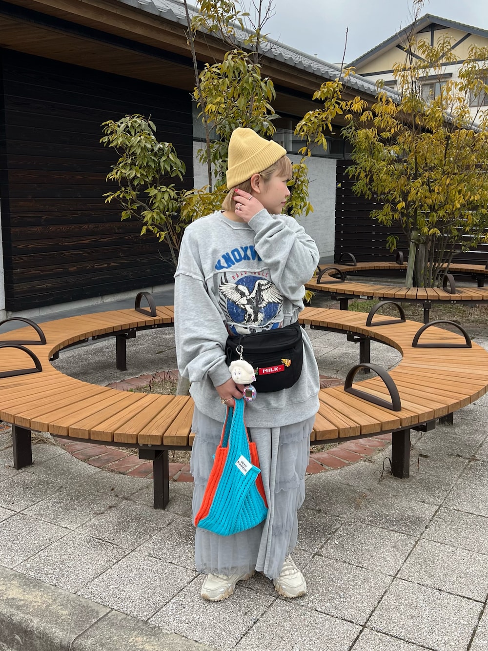 「休日スタイル、春服、リラックススタイル、スウェット、グレー、ニット帽、スニーカー、ウエストポーチ、ニットバッグ、BIRTHDAY BAR」｜「Actuallyの透かし編みミニニットバッグ（ハンドバッグ、ブルー系）」を使った、ちゃみまる🐶さん（レディース・146cm）の春コーディネートの1枚目の写真