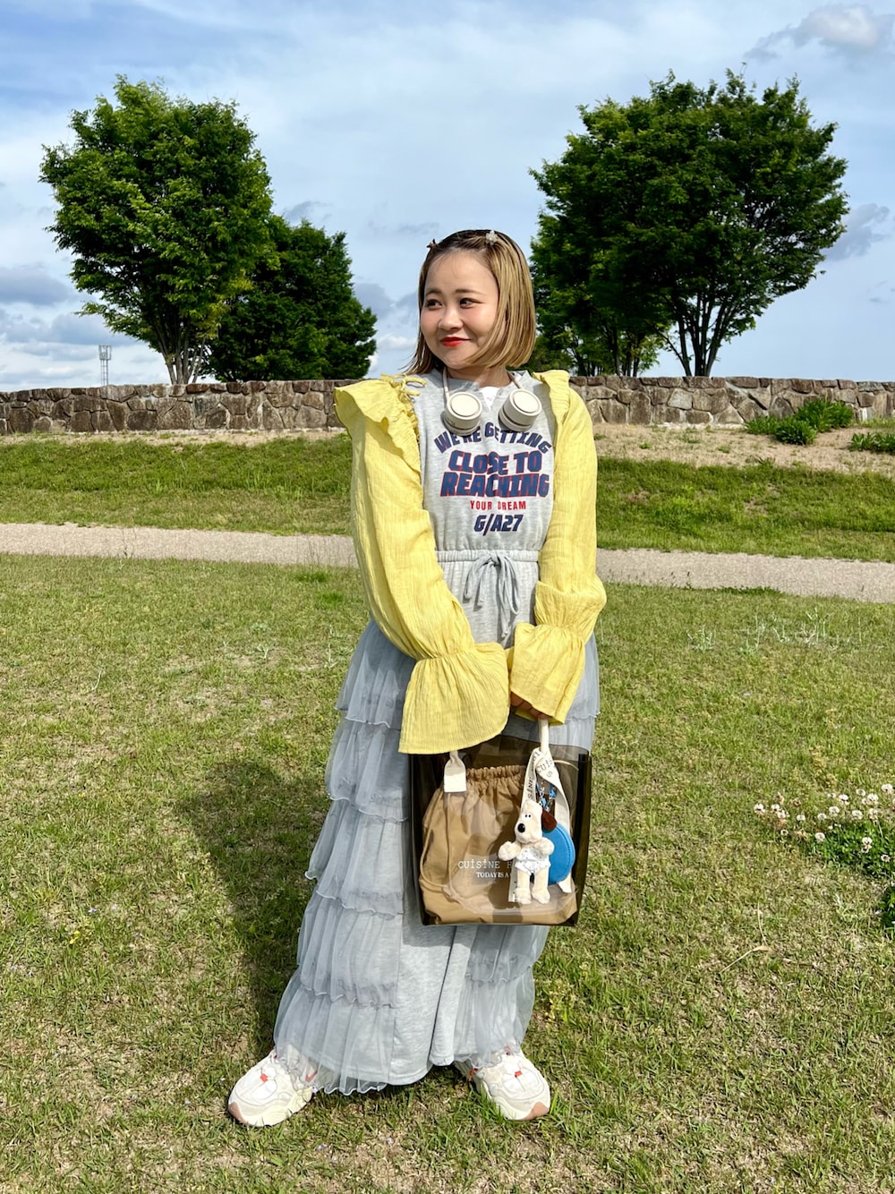 「春夏コーデ、カジュアル、オトナカジュアル、低身長コーデ、スウェット、フリル、ワンピース、ciaopanic、ボレロ、wcloset、スニーカーコーデ、ビニールバッグ、トートバッグ、コインケース、BIRTHDAY BAR」｜「CUISINE HABITSのHORIZONTAL TOTE PVC ビニールトート（トートバッグ、ホワイト系）」を使った、ちゃみまる🐶さん（レディース・146cm）の春コーディネートの1枚目の写真