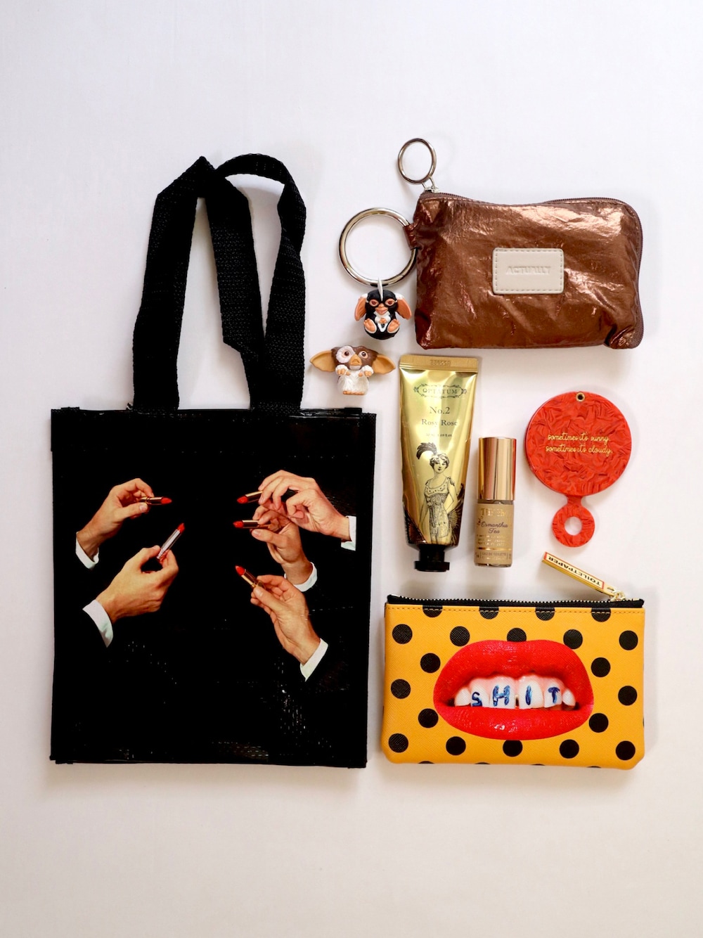「SELETTI、エコバッグ、ポーチ、個性的、ミラー、香水、ハンドクリーム、BIRTHDAY BAR」｜「SELETTIのSELETTI×TOILETPAPER エコバッグ Sサイズ（エコバッグ/サブバッグ、ブラック系）」を使った、ちゃみまる🐶さん（レディース・146cm）の秋コーディネートの1枚目の写真