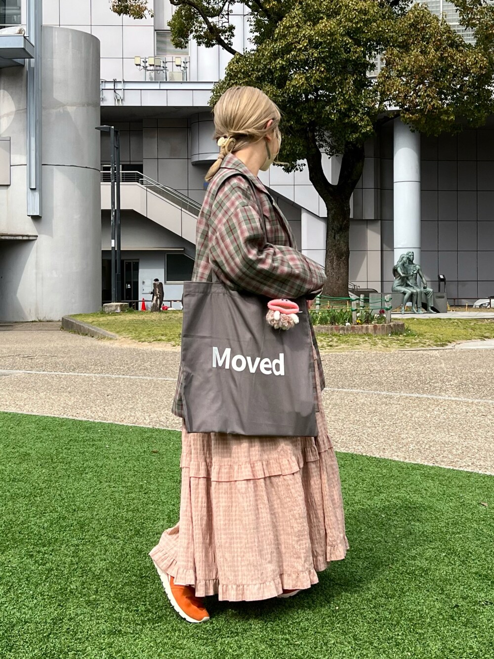「春コーデ、春服、春カラー、カジュアルコーデ、大人カジュアル、低身長コーデ、グレー、トートバッグ、チェック、ジャケット、ワンピース、スニーカー、New Balance、BIRTHDAY BAR、いまどきジャケット写真」｜「ActuallyのCOLORFUL スクエアロゴトート（トートバッグ、グレー系）」を使った、ちゃみまる🐶さん（レディース・146cm）の春コーディネートの1枚目の写真