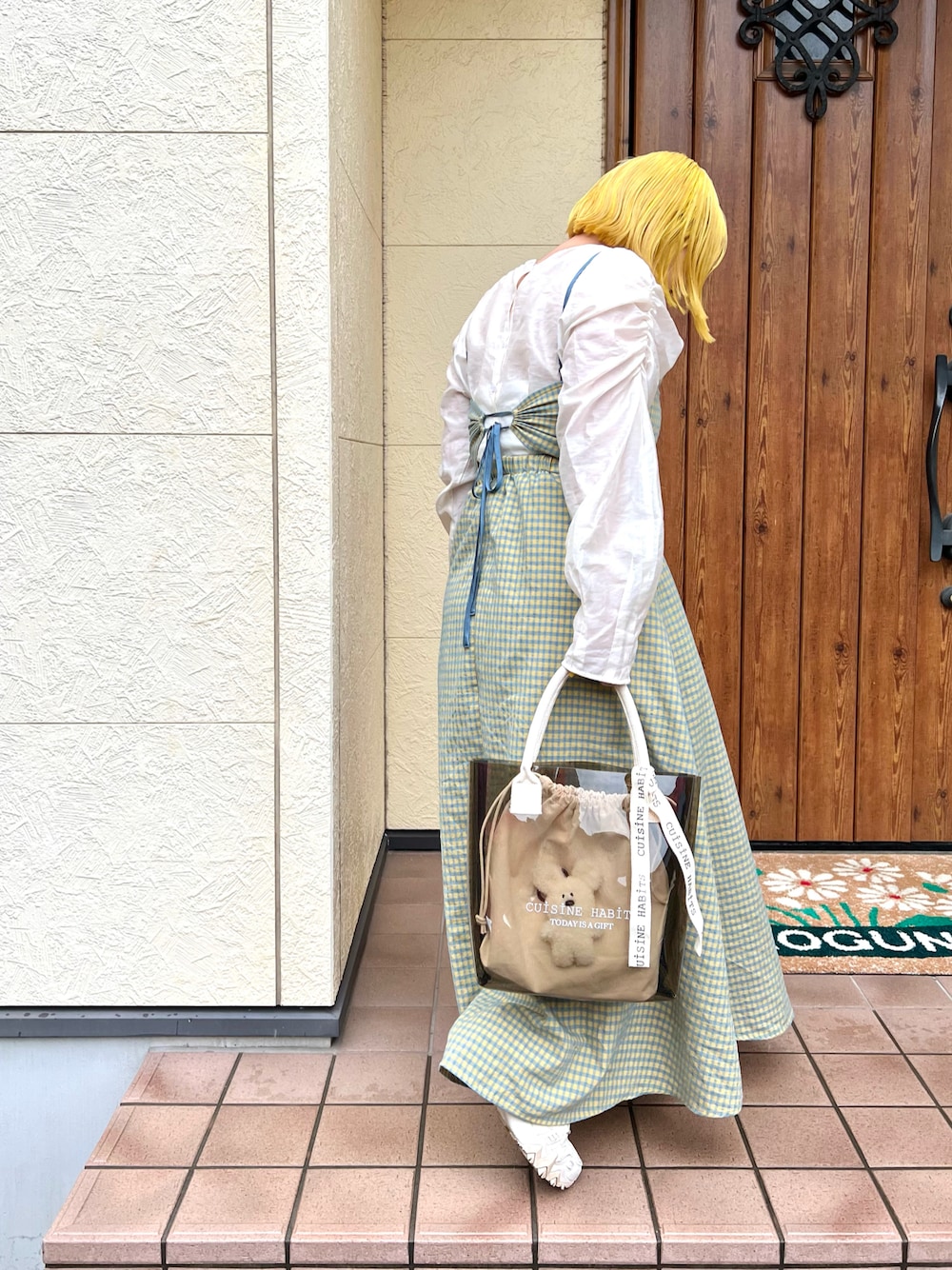 「着回しコーデ、休日スタイル、おでかけコーデ、カジュアル、大人カジュアル、チェックスカート、ワンピース、シアートップス、ハイトーンカラー、切りっぱなしボブ、トートバッグ、ビニールバック、BIRTHDAY BAR」｜「CUISINE HABITSのHORIZONTAL TOTE PVC ビニールトート（トートバッグ、ホワイト系）」を使った、ちゃみまる🐶さん（レディース・146cm）の夏コーディネートの1枚目の写真