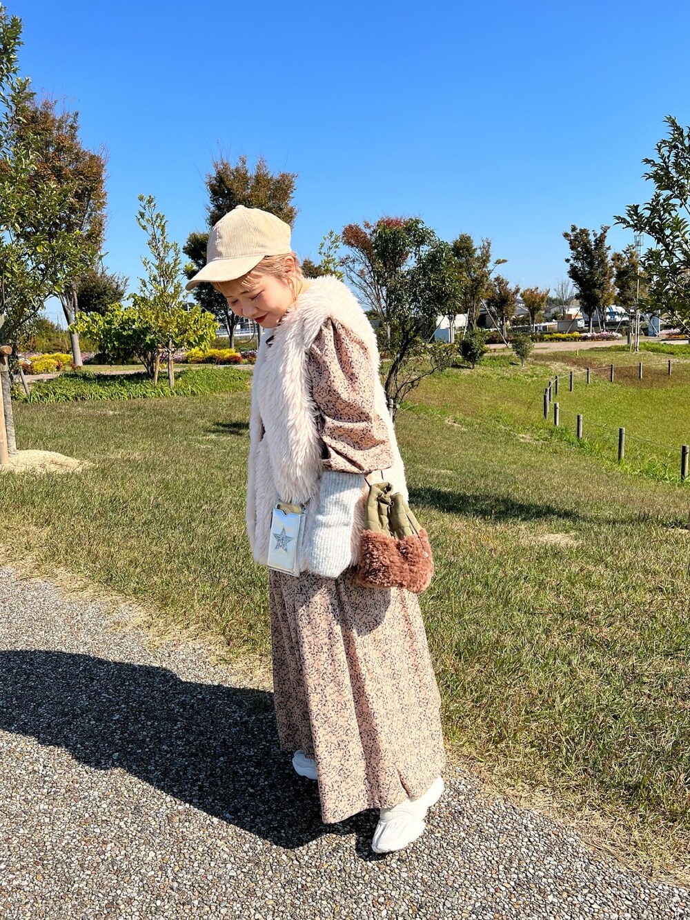 「低身長、低身長コーデ、低身長女子、巾着バッグ、キルティング、ボア、スマホショルダー、アームウォーマー、ワンピース、ファーベスト、ボアベスト、キャップ、休日コーデ、着回しコーデ、BIRTHDAY BAR」｜「cache cacheのナイロン×ボア コンビバッグ（トートバッグ、グリーン系）」を使った、ちゃみまる🐶さん（レディース・146cm）の秋コーディネートの1枚目の写真