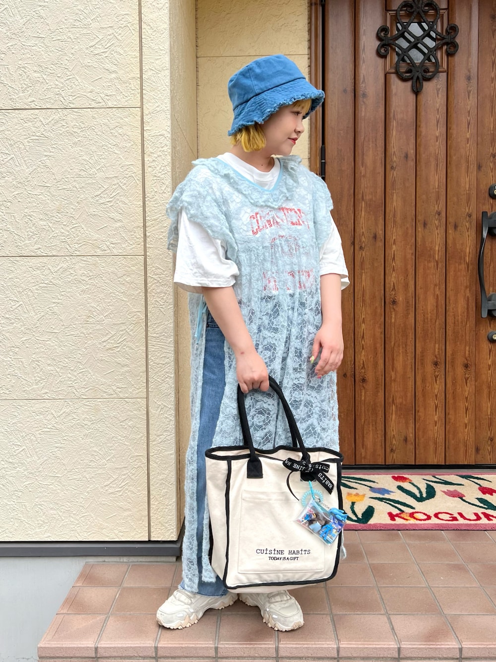 「参戦服、ブルーコーデ、ブルー、blue、カジュアルコーデ、大人カジュアル、低身長コーデ、スニーカーコーデ、バケットハット、Tシャツ、レースワンピース、スニーカー、FILA、トートバッグ、BIRTHDAY BAR」｜「CUISINE HABITSのSQUARE TOTE スクエア トートバッグ（トートバッグ、ホワイト系）」を使った、ちゃみまる🐶さん（レディース・146cm）の夏コーディネートの1枚目の写真