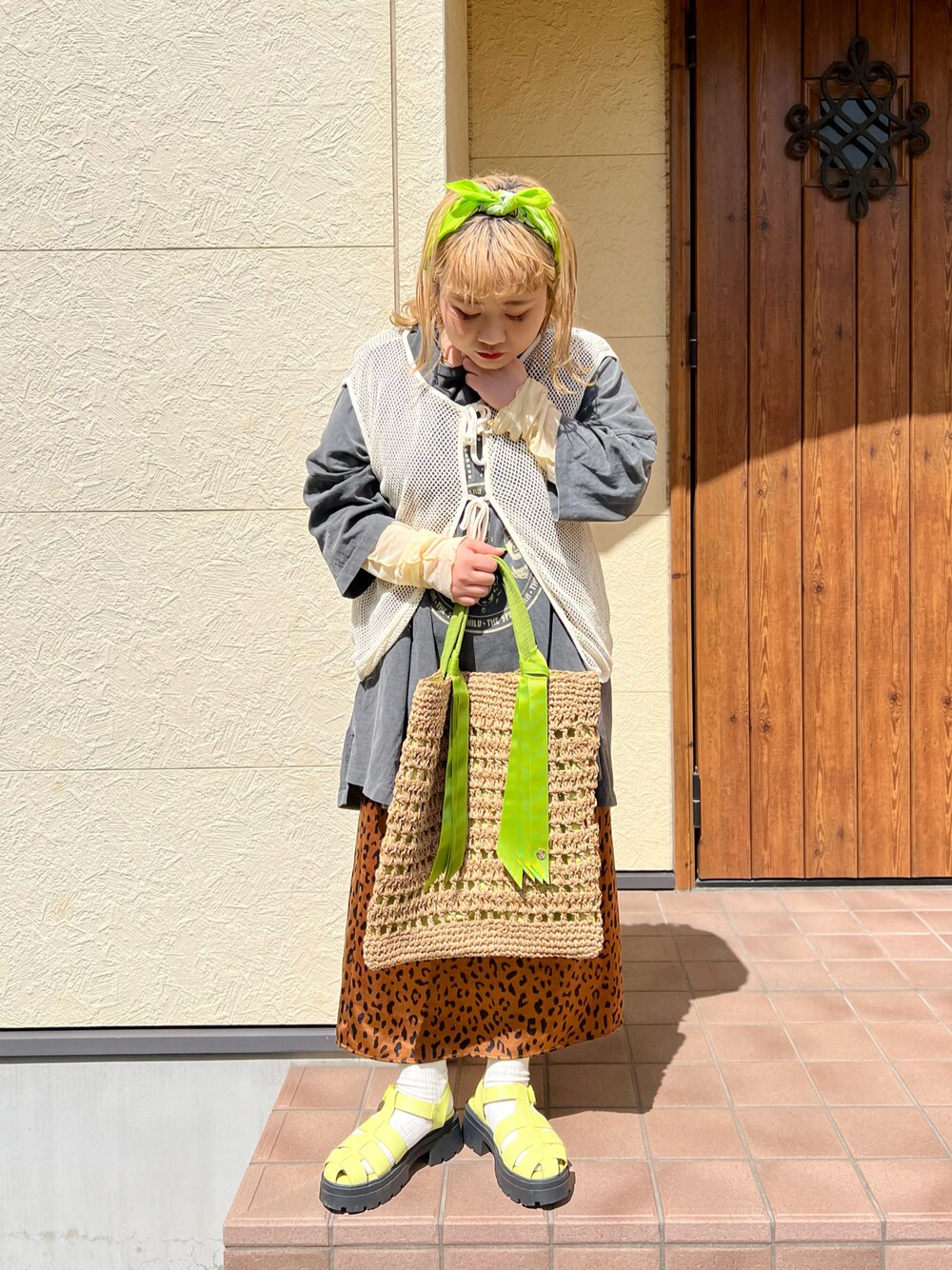 「春コーデ、春服コーデ、お出かけコーデ、カジュアル、大人カジュアル、レイヤードスタイル、低身長、低身長コーデ、バンダナ、ビッグシルエット、ビッグT、グルカサンダル、GU、ペーパーバッグ、BIRTHDAY BAR」｜「cache cacheのグログランペーパートート（トートバッグ、グリーン系）」を使った、ちゃみまる🐶さん（レディース・146cm）の春コーディネートの1枚目の写真