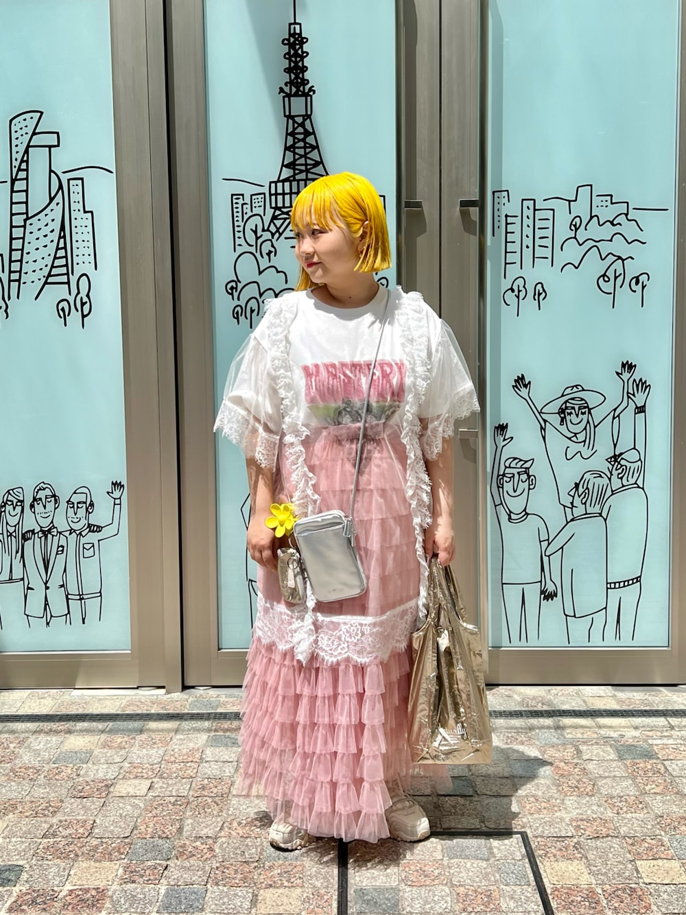 「春夏コーデ、今日のコーデ、カジュアル、カジュアルコーデ、大人カジュアル、レイヤードスタイル、低身長女子、低身長コーデ、レースワンピース、チュールスカート、ハイトーンカラー、スマホショルダー、メタリック、エコバッグ、BIRTHDAY BAR」｜「Actuallyのフェイクレザー モバイルポーチ / スマホショルダー（ショルダーバッグ、シルバー系）」を使った、ちゃみまる🐶さん（レディース・146cm）の春コーディネートの1枚目の写真