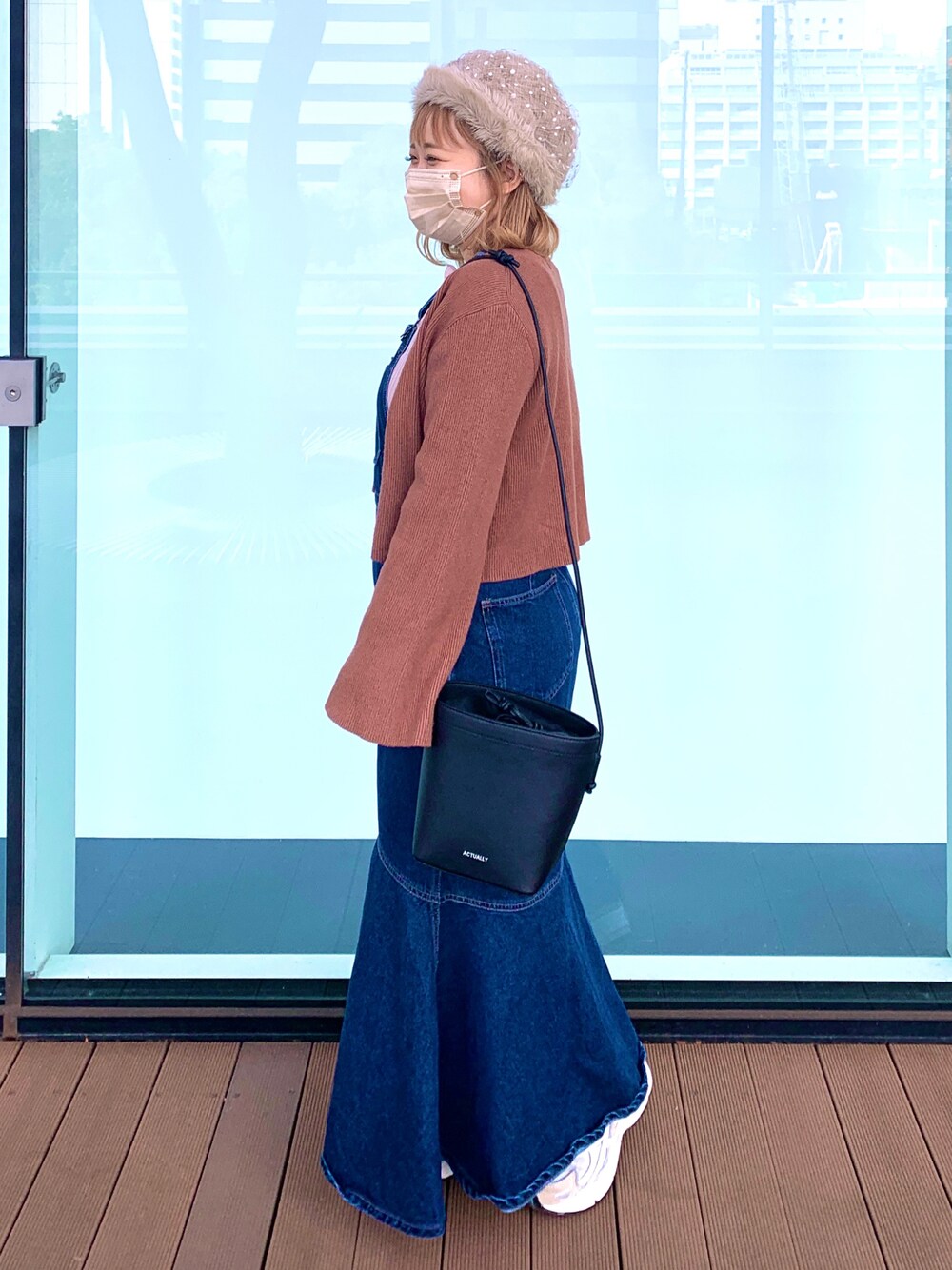 「今日のコーデ、帽子、カオリノモリ、カーディガン、Ray BEAMS、ジャンパースカート、マーメイドスカート、FREE'S MART、ショルダーバッグ、actually」｜「kaorinomoriの【カオリノモリ】フェアルトーク（ハンチング/ベレー帽、ベージュ系）」を使った、ちゃみまる🐶さん（レディース・146cm）の冬コーディネートの1枚目の写真