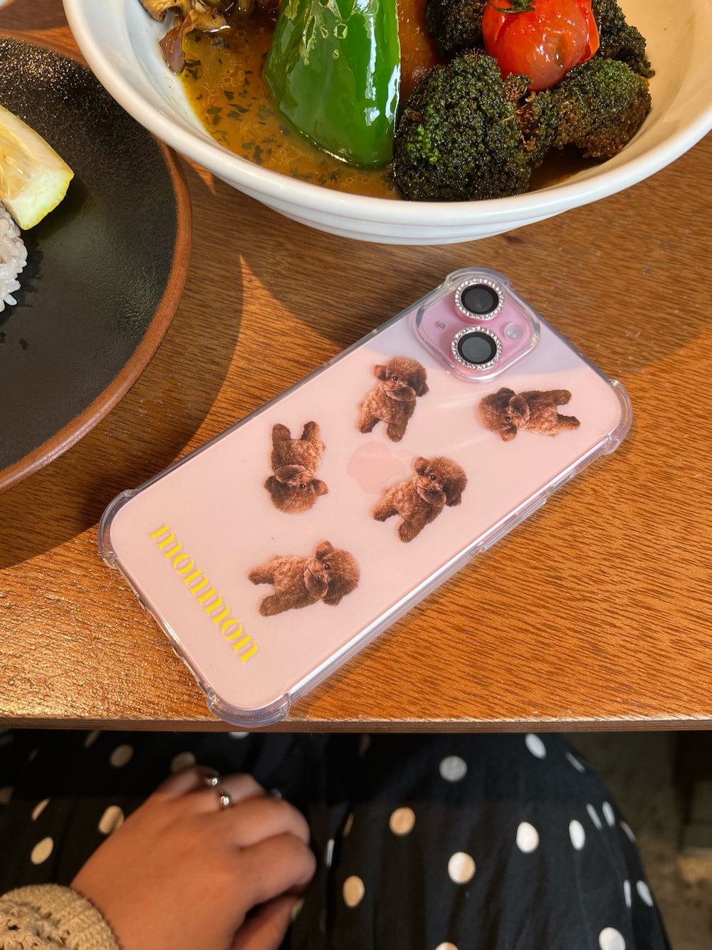 「iPhoneケース、スマホケース、韓国、わんこ、犬、コラボ、BIRTHDAY BAR」｜「BIRTHDAY BARの【受注予約】monmon iPhoneケース WEB限定品（スマホケース/カバー、ブラウン系）」を使った、ちゃみまる🐶さん（レディース・146cm）の夏コーディネートの1枚目の写真