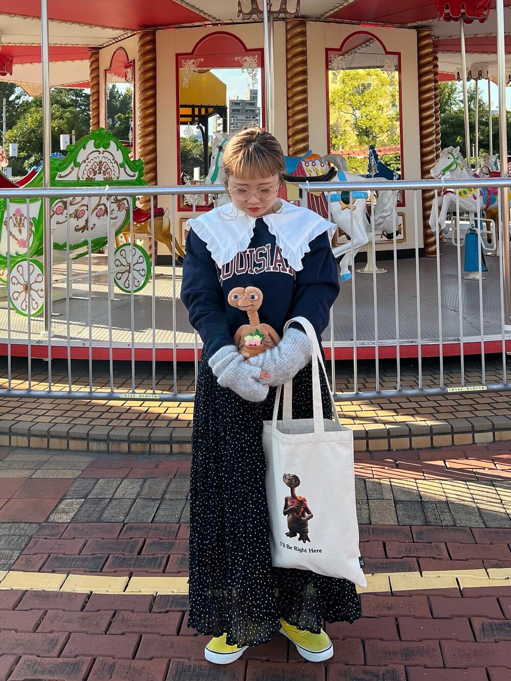 「秋冬コーデ、低身長、低身長コーデ、低身長女子、E.T.、ぬいぐるみ、トートバッグ、限定、アームウォーマー、ブラウス、トレーナー、ロゴスウェット、VANS、丸メガネ、BIRTHDAY BAR」｜「BIRTHDAY BARの「E.T.」ぬいぐるみ 植木鉢（フィギュア、その他）」を使った、ちゃみまる🐶さん（レディース・146cm）の秋コーディネートの1枚目の写真