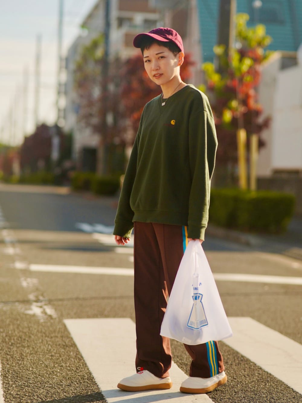 「秋冬コーデ、ジョジョの奇妙な冒険、古着MIX、休日スタイル、スウェット、ジャージ、センタープレス、スリッポン、スノーシューズ、エコバッグ、メンズライク、クリスマスカラー、owson、キャップ、ストリート」｜「POLO RALPH LAURENのコットン チノ ベースボール キャップ（キャップ、レッド系）」を使った、aoyo_oyoさん（レディース・160cm）の秋コーディネートの1枚目の写真