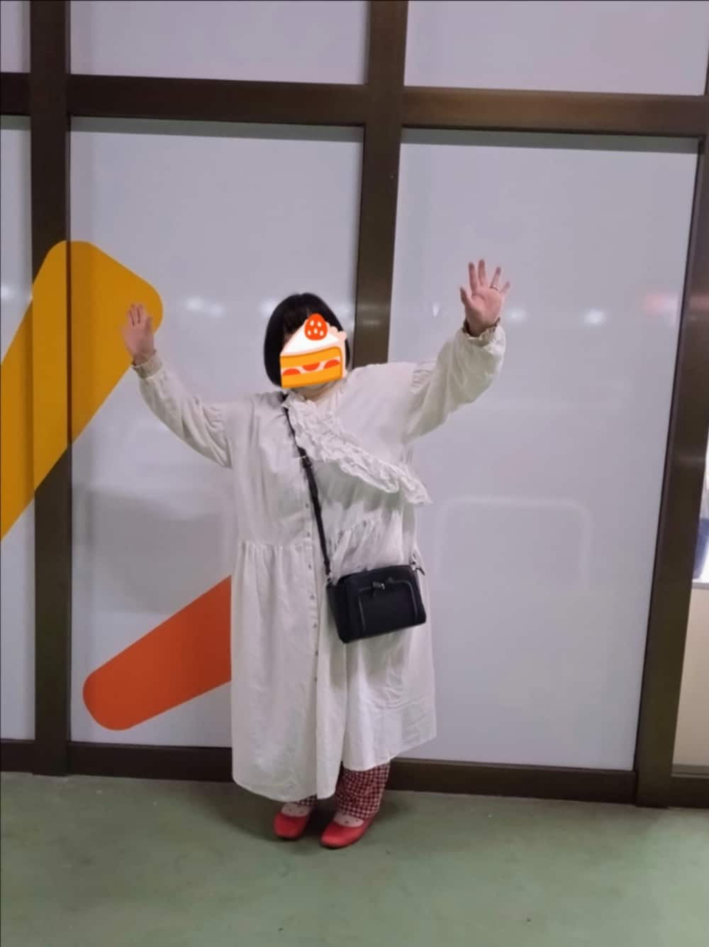 ホワイト系のワンピース/ドレス、レッド系のパンツ、レッド系のパンプスを着用したレディースの春コーディネートの1枚目の写真