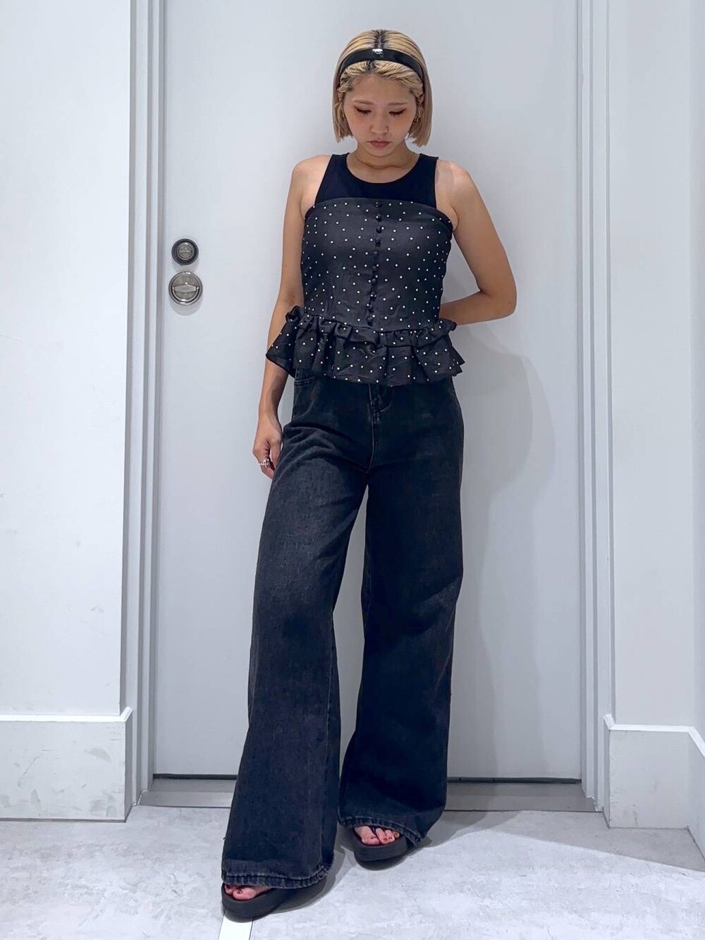 ブラック系のデニムパンツ、ブルー系のその他トップス、ブラック系のカチューシャを着用したレディースの夏コーディネートの1枚目の写真