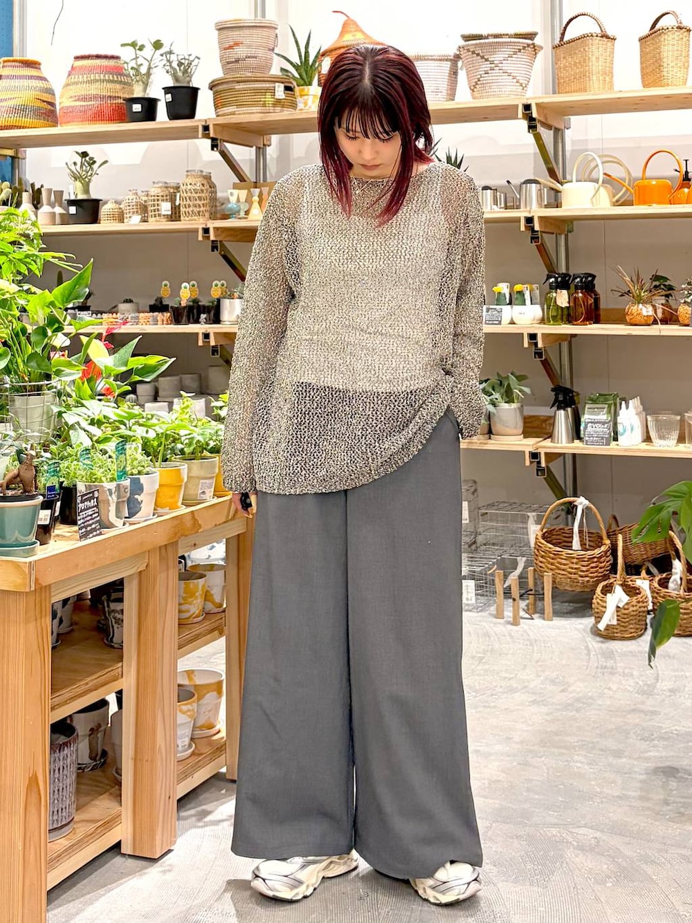 グレー系のその他パンツ、ブラック系のニット/セーター、ホワイト系のタンクトップを着用したレディースの春コーディネートの1枚目の写真