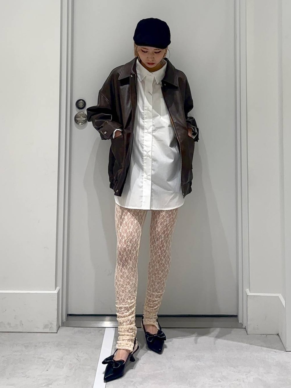 ブラック系のサンダル、ブラック系のその他パンツ、ブラウン系のブルゾンを着用したレディースの春コーディネートの1枚目の写真