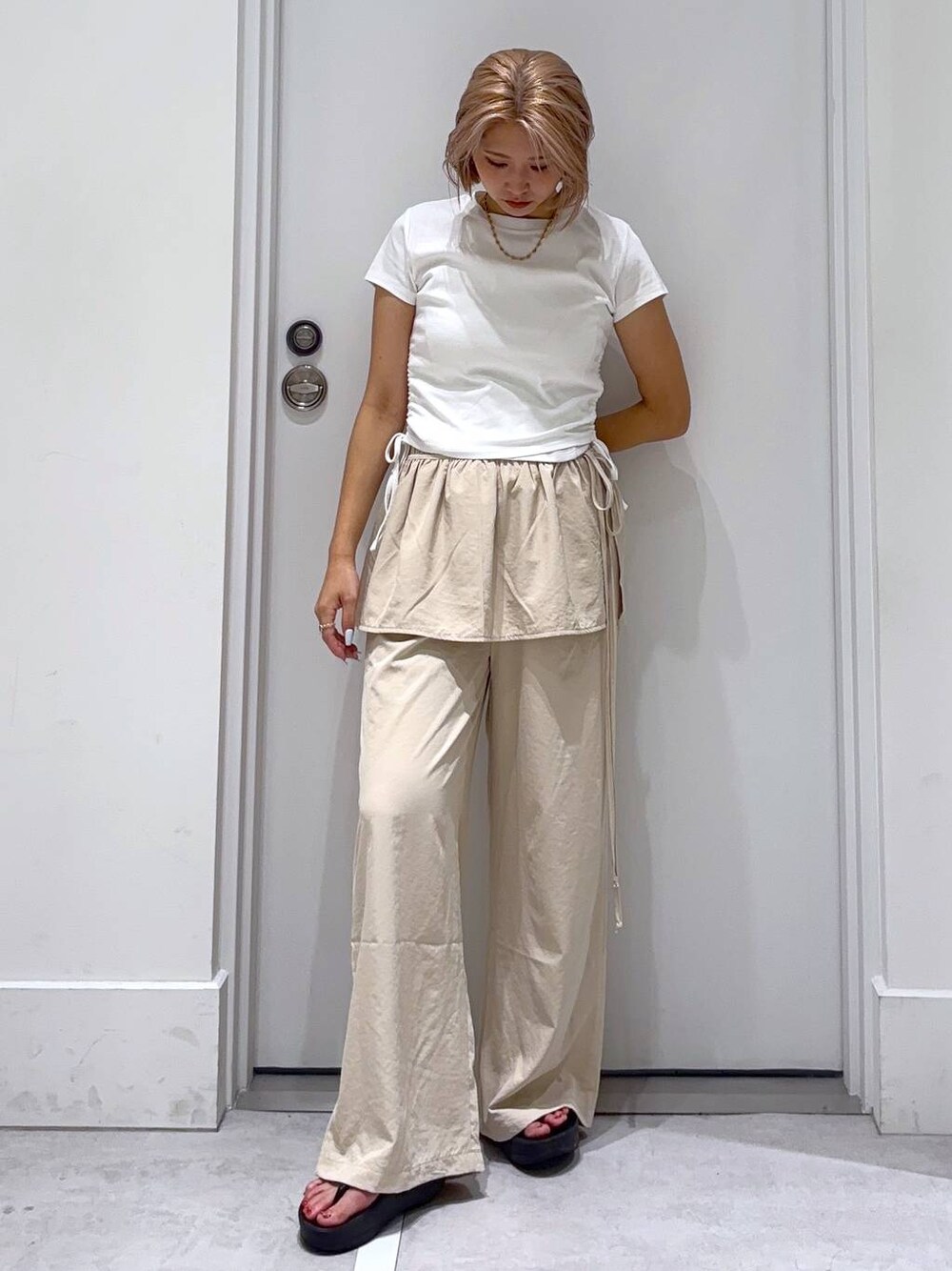 ホワイト系のTシャツ/カットソーを着用したレディースの夏コーディネートの1枚目の写真