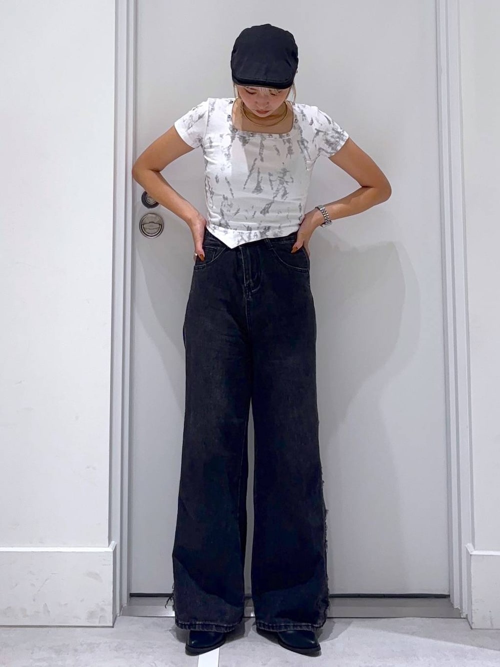 ブラック系のデニムパンツ、ホワイト系のTシャツ/カットソーを着用したレディースの秋コーディネートの1枚目の写真