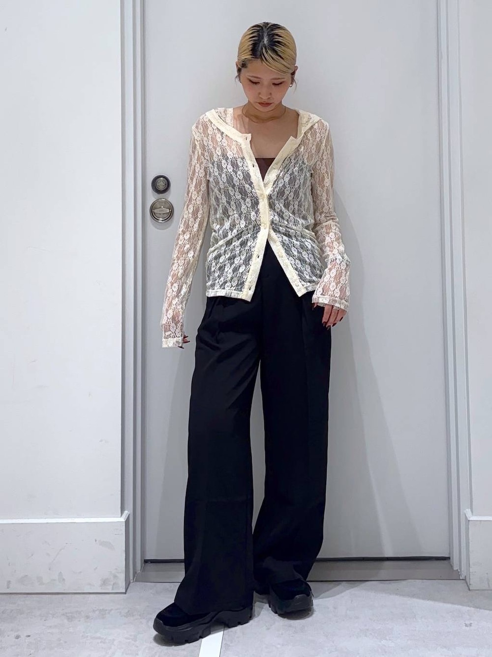 ブラウン系のキャミソール、ベージュ系のTシャツ/カットソー、ブラック系のモカシン/デッキシューズを着用したレディースの秋コーディネートの1枚目の写真