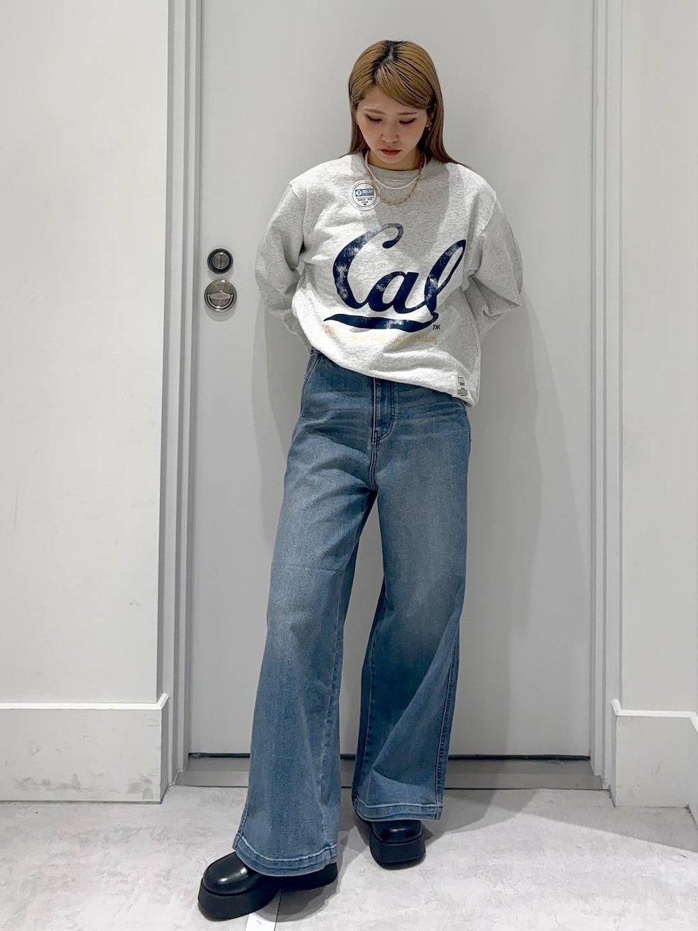 「着痩せ・細見え、女子ウケ、カジュアル、カジュアルコーデ、秋コーデ、冬コーデ、デニムパンツ、FOREVER 21」｜「FOREVER 21の【2024FW】ワイドデニム（デニムパンツ、ブルー系）」を使った、hm2931さん（レディース・159cm）の冬コーディネートの1枚目の写真