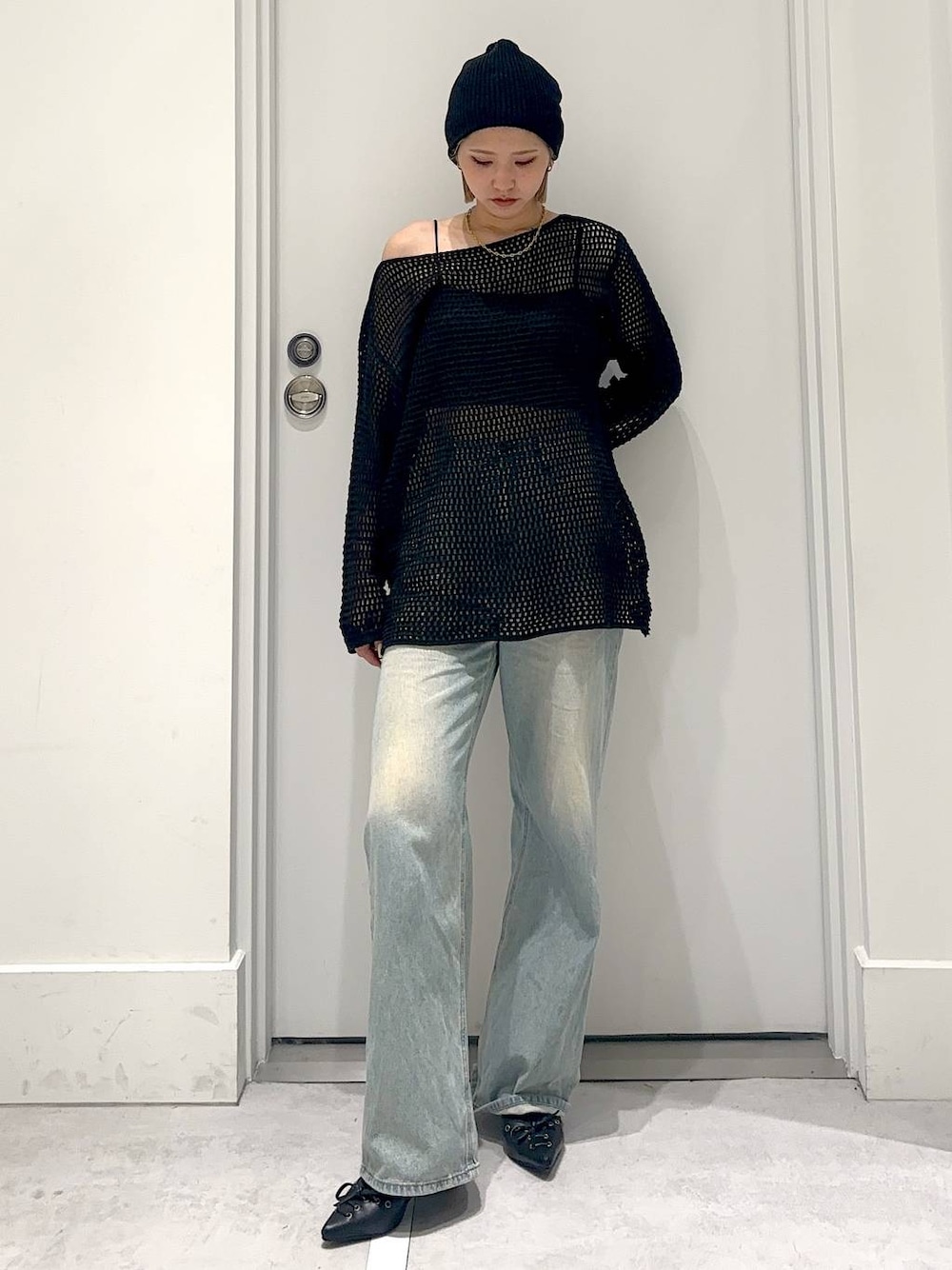 ブルー系のデニムパンツ、ブラック系のその他シューズ、ブラック系のキャミソールを着用したレディースの夏コーディネートの1枚目の写真