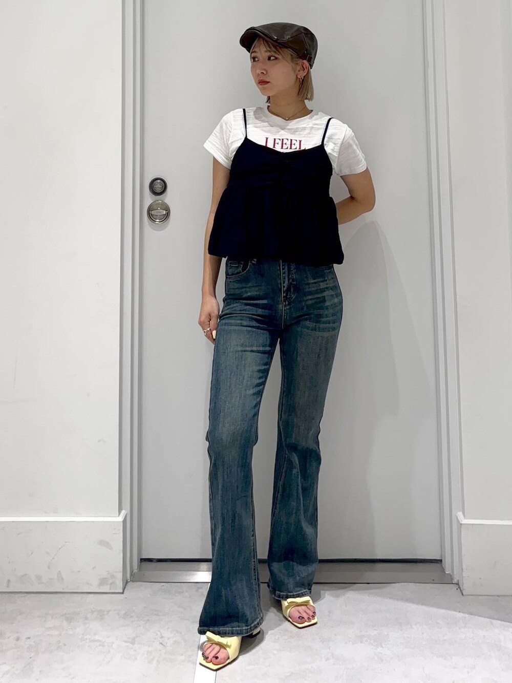 「カジュアルコーデ、夏コーデ、レイヤードスタイル、新作、FOREVER 21、着痩せ・細見え、女子ウケ、カジュアル」｜「FOREVER 21の【2024FW】オーバーダイフレアデニム（デニムパンツ、ブルー系）」を使った、hm2931さん（レディース・159cm）の春コーディネートの1枚目の写真