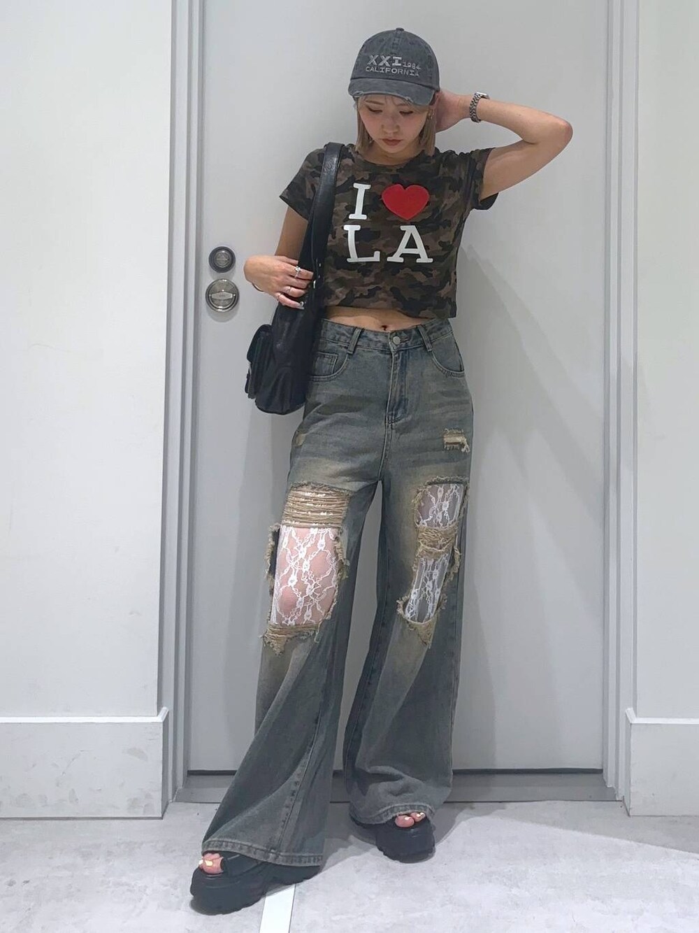 ブラック系のサンダル、その他のTシャツ/カットソー、ブルー系のデニムパンツを着用したレディースの夏コーディネートの1枚目の写真