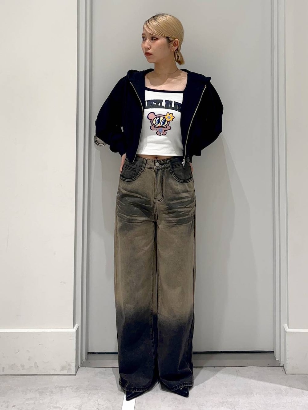 「着痩せ・細見え、女子ウケ、カジュアル、カジュアルコーデ、春コーデ、夏コーデ、デニムパンツ、FOREVER 21、新作」｜「FOREVER 21の【2025SS】レースアップミュール（その他シューズ、ブラック系）」を使った、hm2931さん（レディース・159cm）の春コーディネートの1枚目の写真