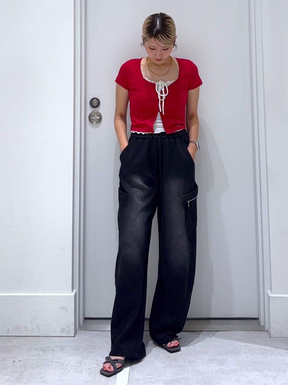 その他のサンダル、レッド系のTシャツ/カットソー、ブラック系のスウェットパンツを着用したレディースの夏コーディネートの1枚目の写真