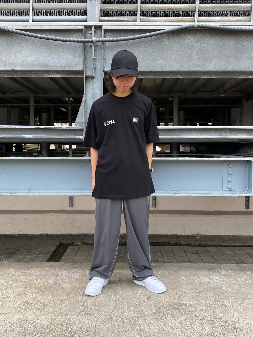 ブラック系のTシャツ/カットソー、グレー系のその他パンツ、ブラック系のTシャツ/カットソーを着用したメンズの夏コーディネートの1枚目の写真