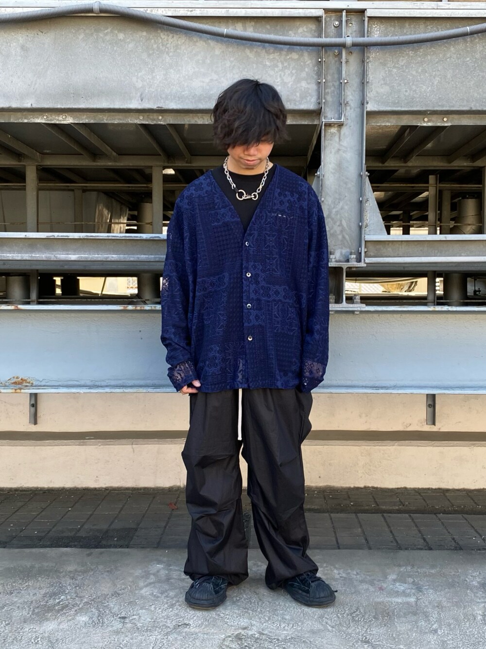 「カーディガン、ビッグシルエット、大人カジュアル、ワイドパンツ、キレイめ、休日コーデ、春服、春夏コーデ、メンズファッション、今日のコーデ」｜「DANKE SCHONのDankeSchon/ダンケシェーン/60s PAPERCOTING SNOW PANTS（その他パンツ、ブラック系）」を使った、takuya satoさん（メンズ・163cm）の春コーディネートの1枚目の写真