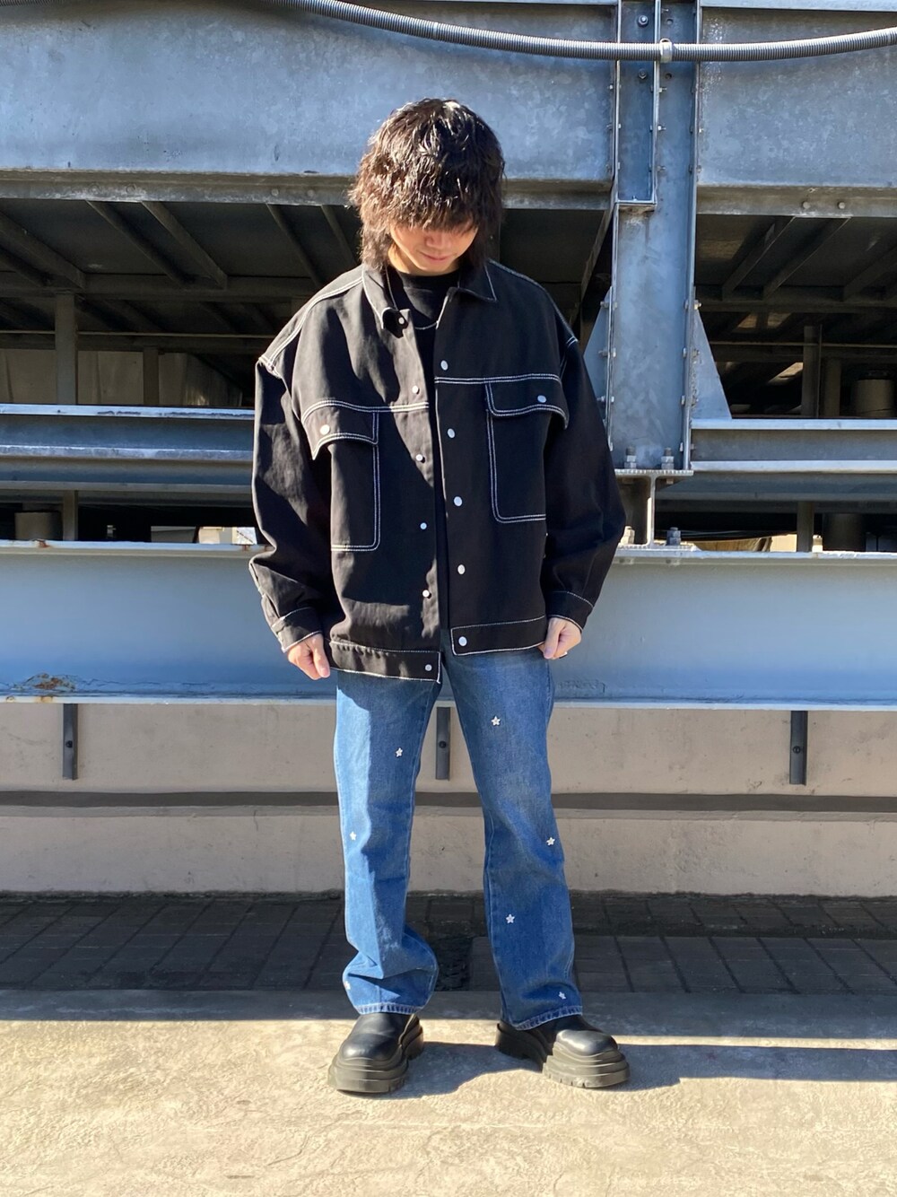 「ジャケット、LHP、大人カジュアル、Danke schon、デニムパンツ、フレアパンツ、Wrangler、秋冬コーデ、おしゃれさんと繋がりたい」｜「DANKE SCHONのDankeSchon/ダンケシェーン/０SITCH COVERALLS（その他アウター、ブラック系）」を使った、takuya satoさん（メンズ・163cm）の冬コーディネートの1枚目の写真
