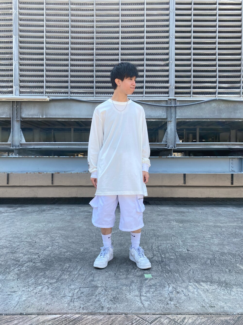 「ロンT、Danke schon、カーゴパンツ、ショーツ、Y-3、シンプルコーデ、夏コーデ、シンプルスタイル、カジュアルコーデ、おしゃれさんと繋がりたい」｜「Y-3のアイテム（Tシャツ/カットソー、ホワイト系）」を使った、takuya satoさん（メンズ・163cm）の夏コーディネートの1枚目の写真