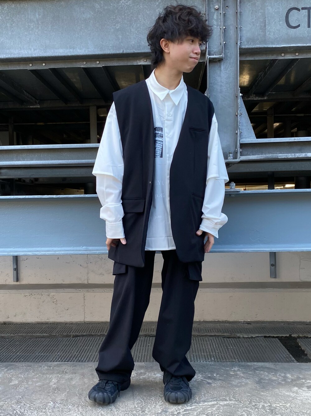 「シンプル、シャツ、LHP、レイヤードスタイル、Danke schon、モード、今日のコーデ、オトナカジュアル、韓国ファッション」｜「DANKE SCHONのアイテム（ベスト、ブラック系）」を使った、takuya satoさん（メンズ・163cm）の冬コーディネートの1枚目の写真