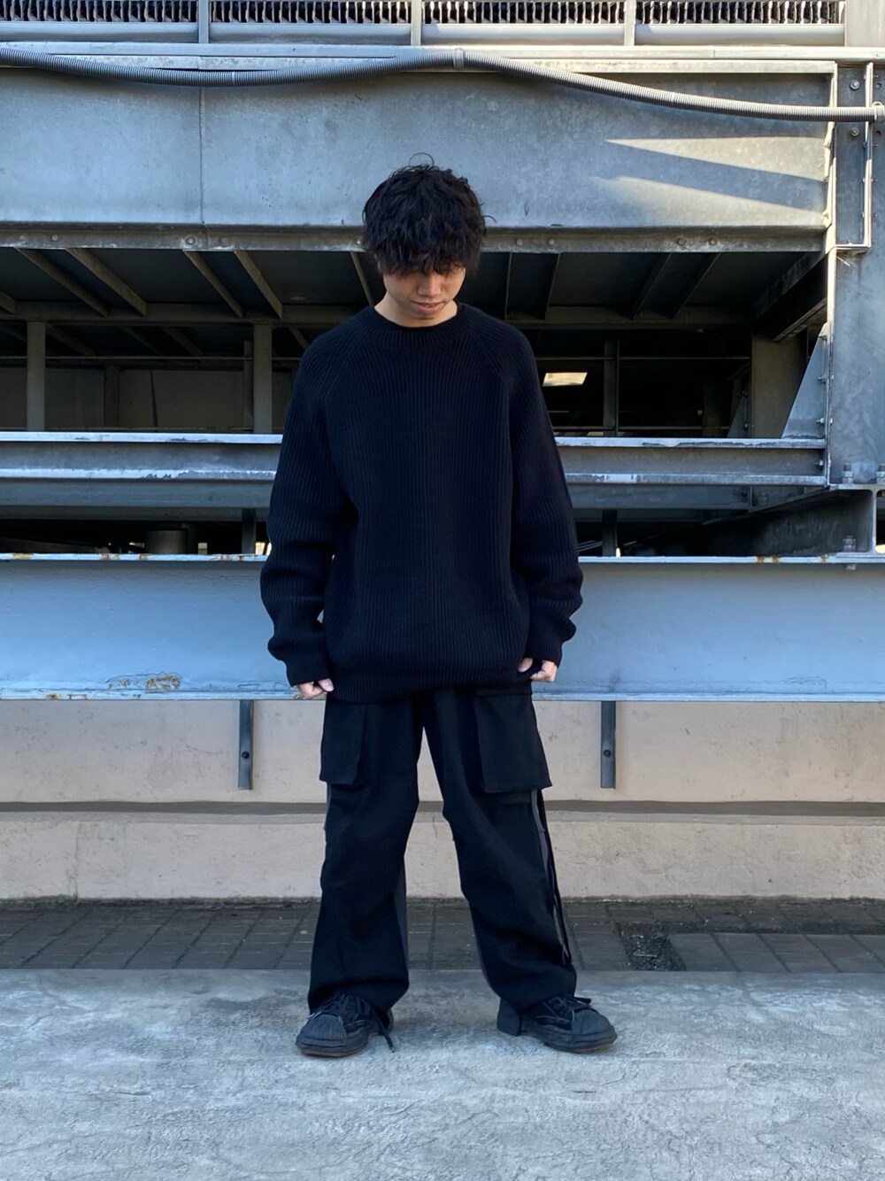 「ニット、LHP、オーバーサイズ、Danke schon、カーゴパンツ、ウールニット、休日コーデ、シンプルスタイル、低身長コーデ、秋冬コーデ」｜「WHITELANDのアイテム（ニット/セーター、ブラック系）」を使った、takuya satoさん（メンズ・163cm）の冬コーディネートの1枚目の写真