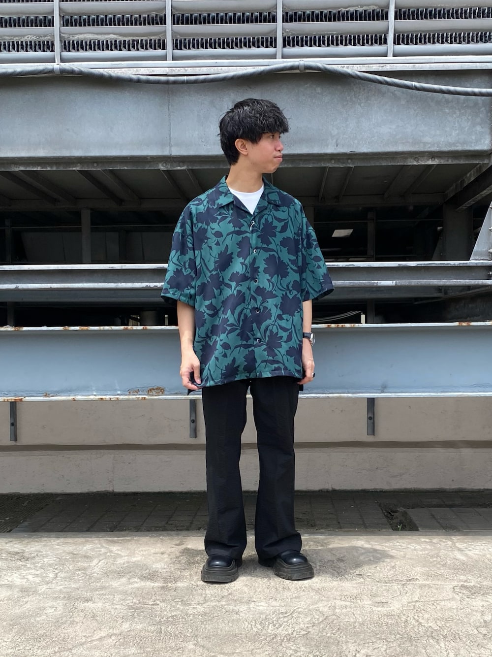「シンプル、柄シャツ、スラックス、LHP、大人カジュアル、休日コーデ、カジュアルコーデ、シアサッカー、お洒落さんとつながりたい、低身長男子」｜「DANKE SCHONのDankeschon/ダンケシェーン/Flower Butcher（シャツ/ブラウス、ブルー系）」を使った、takuya satoさん（メンズ・163cm）の夏コーディネートの1枚目の写真