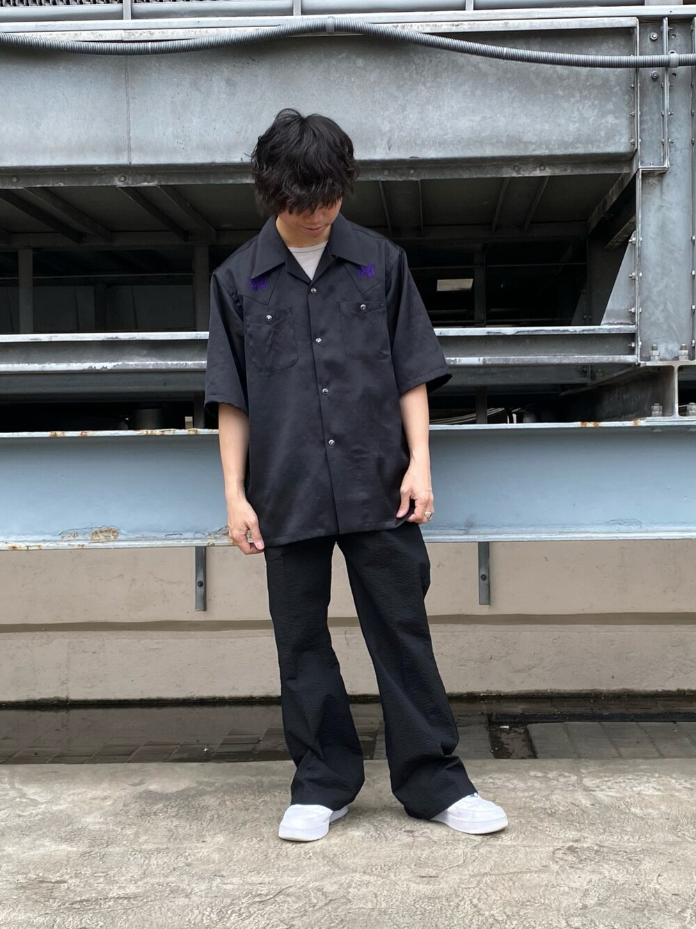 「LHP、Danke schon、休日スタイル、大人コーデ、リラックススタイル、フレアパンツ、シンプルコーデ、春コーデ、今日のコーデ、お洒落さんとつながりたい」｜「Needlesのアイテム（シャツ/ブラウス、ブラック系）」を使った、takuya satoさん（メンズ・163cm）の春コーディネートの1枚目の写真