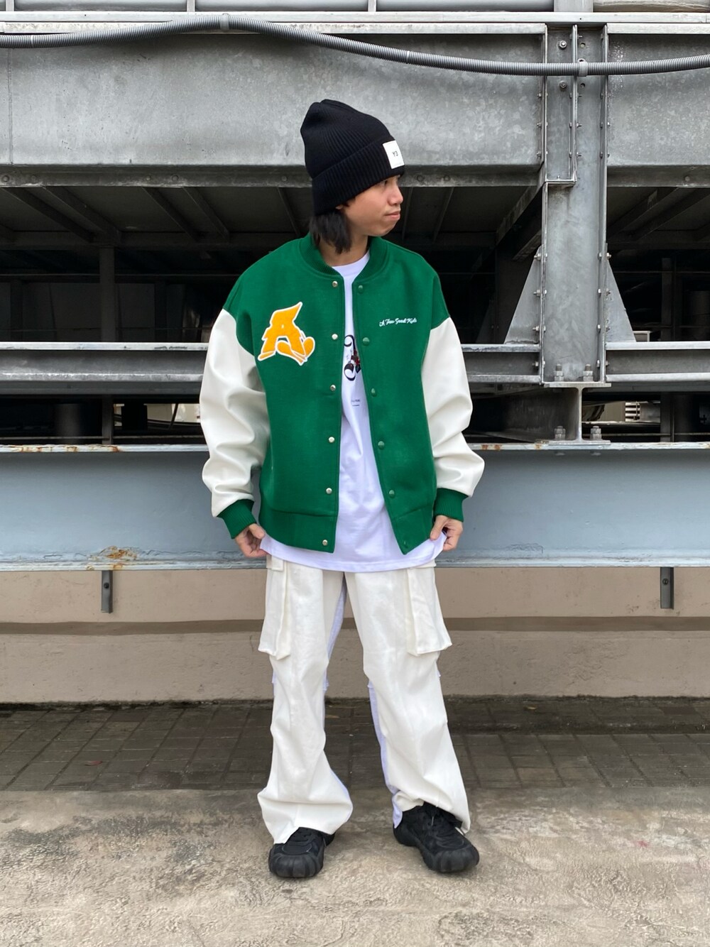 ホワイト系のTシャツ/カットソー、ホワイト系のカーゴパンツ、ホワイト系のカーゴパンツを着用したメンズの秋コーディネートの1枚目の写真