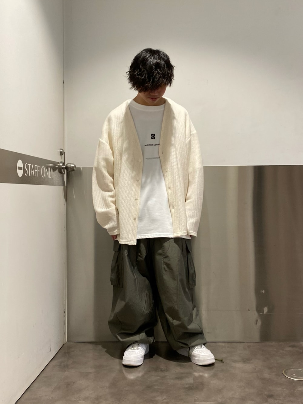 「シンプル、LHP、Danke schon、カーゴパンツ、ワイドパンツ、大人コーデ、休日コーデ、春服、オトナカジュアル、ヒザデルパンツ」｜「DANKE SCHONのDankeschon/ダンケシェーン/ギマメッシュラッセルカーディガン（カーディガン/ボレロ、ホワイト系）」を使った、takuya satoさん（メンズ・163cm）の春コーディネートの1枚目の写真