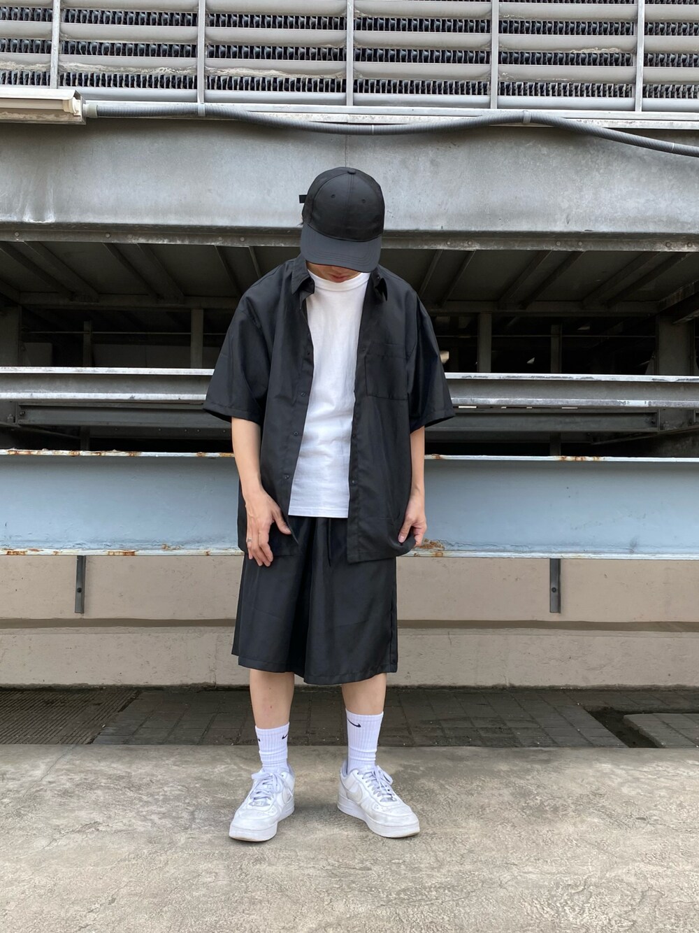 「夏コーデ、オトナカジュアル、今日のコーデ、メンズファッション、シンプルコーデ、シンプルスタイル、キレイめ、半袖シャツ、ショーツスタイル、オールブラック、セットアップ、LHP、whiteland、キャップ、低身長」｜「WHITELANDのWHITELAND/ホワイトランド/NYLON CAP/ナイロンキャップ（キャップ、ブラック系）」を使った、takuya satoさん（メンズ・163cm）の春コーディネートの1枚目の写真