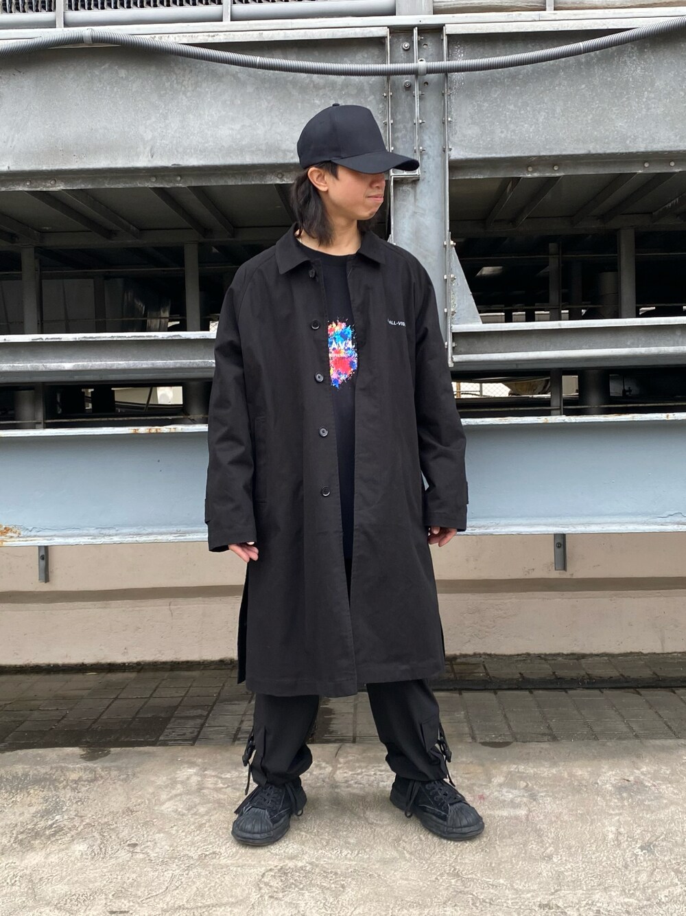 「ブラック、オールブラック、オーバーサイズ、カーゴパンツ、大人コーデ、モード、低身長、今日のコーデ、秋冬コーデ、いいね、save、フォローお願いします🤑」｜「A4AのA4A/エーフォーエー/SPLASH PAINT LST スプラッシュペイントロングスリーブT（Tシャツ/カットソー、ブラック系）」を使った、takuya satoさん（メンズ・163cm）の冬コーディネートの1枚目の写真