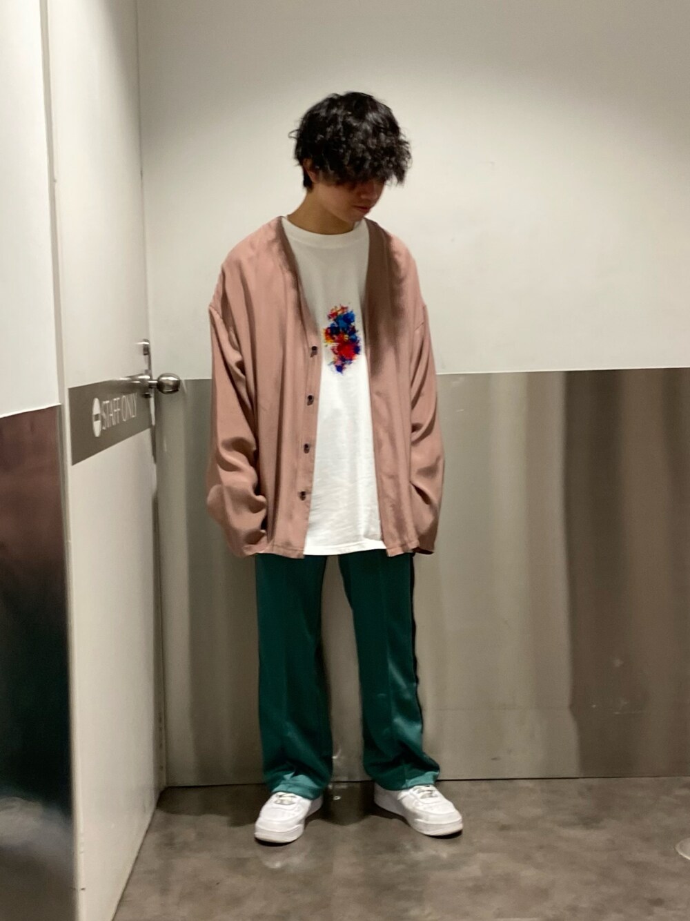 「カーディガン、シンプル、LHP、休日コーデ、トラックパンツ、低身長、低身長コーデ、淡色コーデ、おしゃれさんと繋がりたい、いいね、save、フォローお願いします🤑」｜「DANKE SCHONのDankeschon/ダンケシェーン/CuproRayonCardigan（カーディガン/ボレロ、ピンク系）」を使った、takuya satoさん（メンズ・163cm）の春コーディネートの1枚目の写真