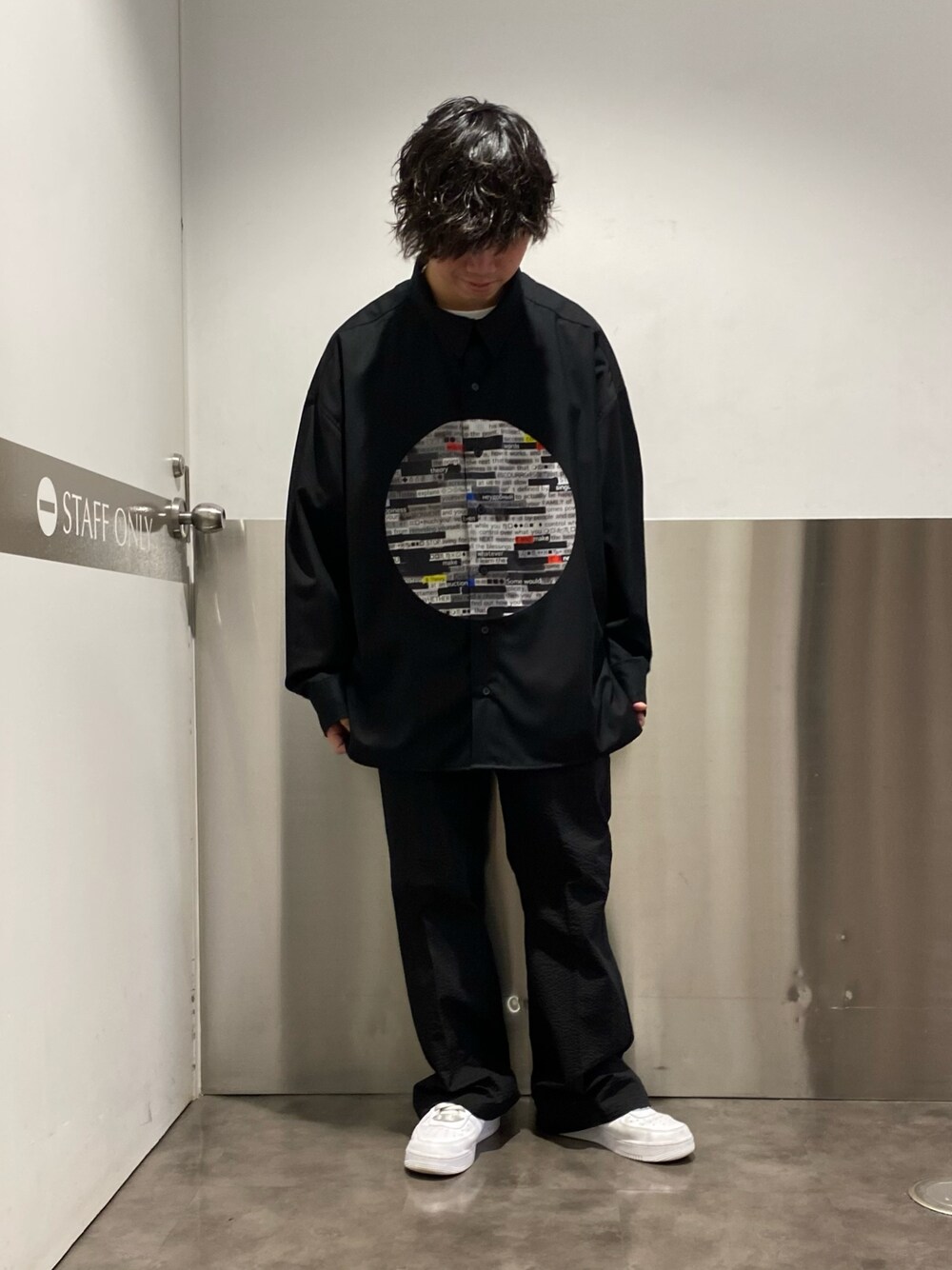 「LHP、スニーカーコーデ、Danke schon、休日スタイル、シンプルコーデ、シャツスタイル、メンズコーデ、オトナカジュアル、春服コーデ、春服みてみて」｜「DANKE SCHONのDankeSchon/ダンケシェーン/combineチェーンシャツ（シャツ/ブラウス、ブラック系）」を使った、takuya satoさん（メンズ・163cm）の春コーディネートの1枚目の写真