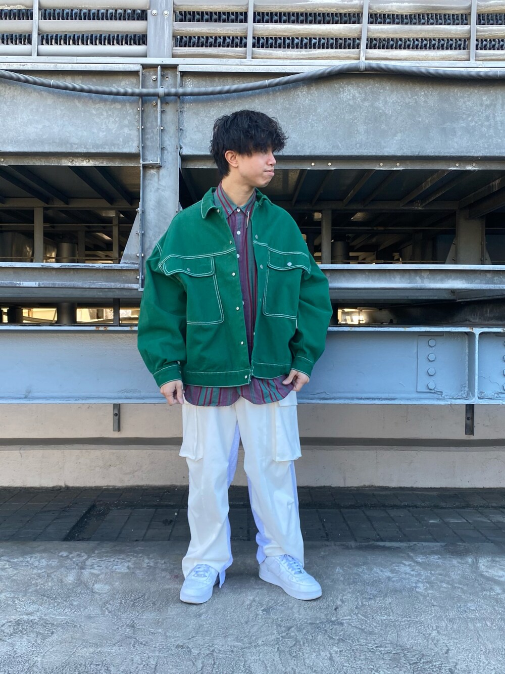 「スウェットパンツ、デニムジャケット、オーバーサイズ、大人カジュアル、カーゴパンツ、シンプルコーデ、メンズコーデ、おしゃれさんと繋がりたい、スウェットカーゴ、ファッション好きと繋がりたい」｜「DANKE SCHONのDankeSchon/ダンケシェーン/０SITCH COVERALLS（その他アウター、グリーン系）」を使った、takuya satoさん（メンズ・163cm）の冬コーディネートの1枚目の写真