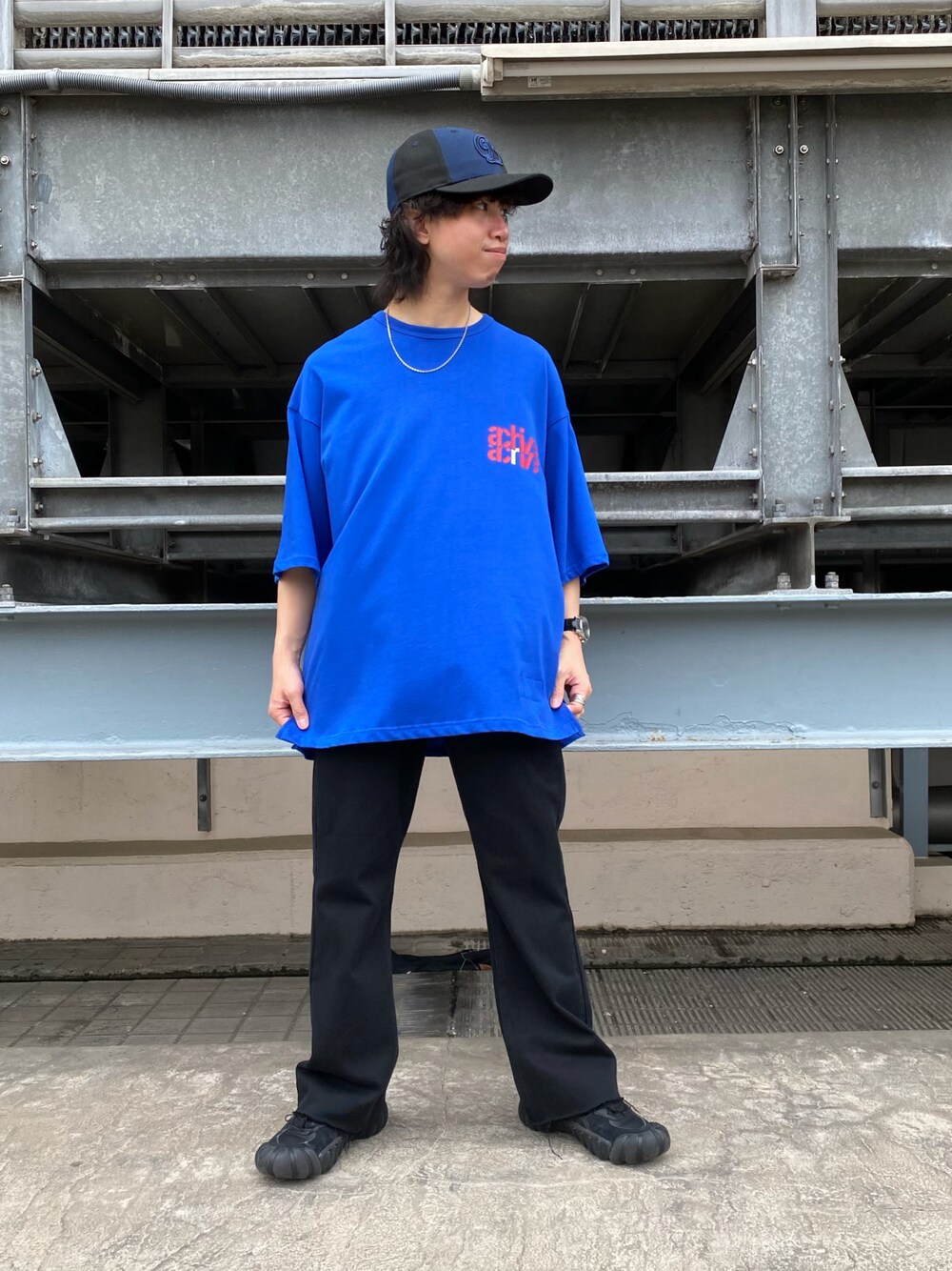 ブルー系のTシャツ/カットソー、ブルー系のTシャツ/カットソー、ブラック系のその他パンツを着用したメンズの夏コーディネートの1枚目の写真