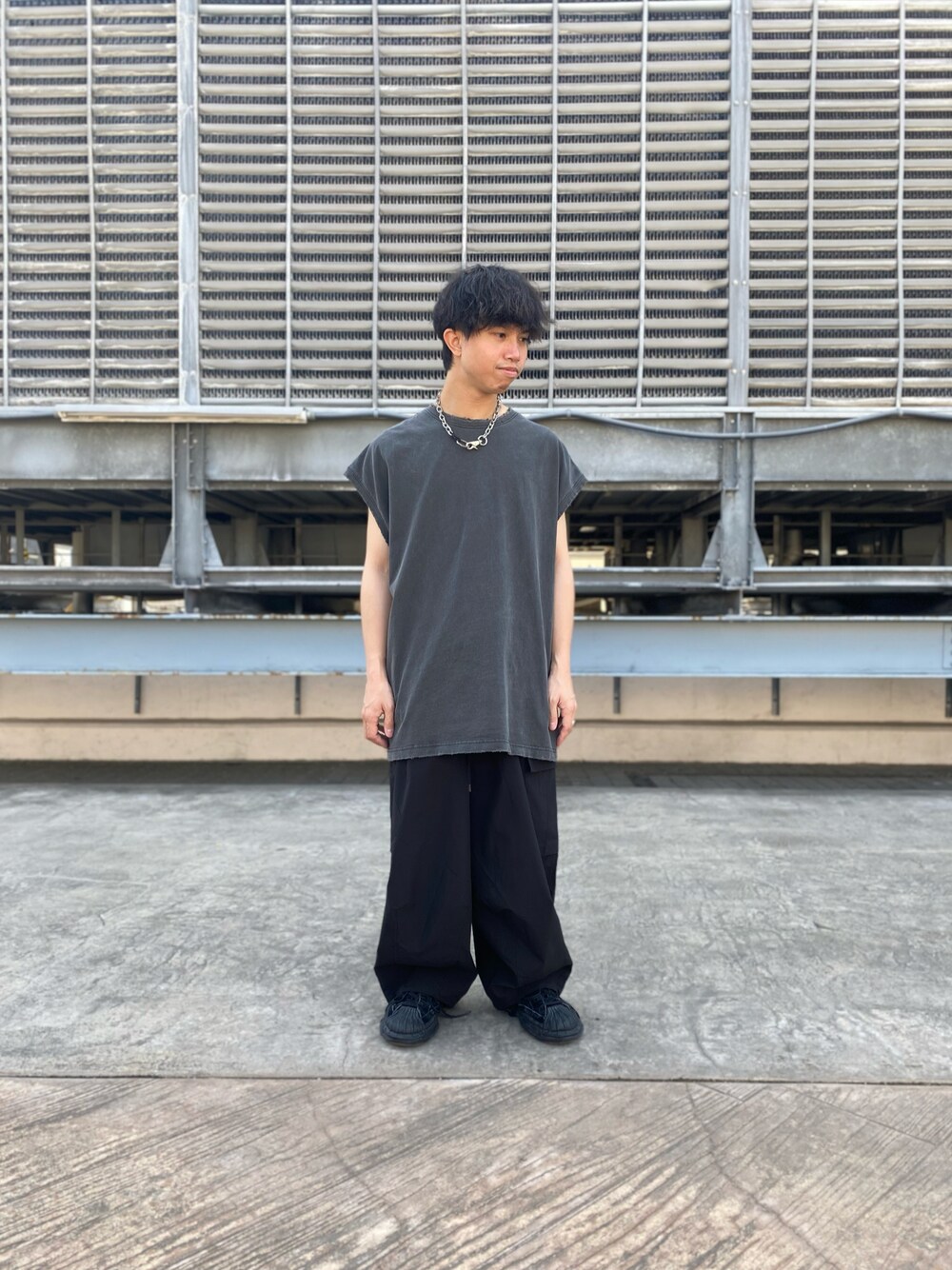 「夏コーデ、おしゃれさんと繋がりたい、オトナカジュアル、オーバーサイズ、シンプルコーデ、夏、今日のコーデ、初夏コーデ、ノースリーブ、LHP、Danke schon、whiteland、低身長」｜「DANKE SCHONのDankeSchon/ダンケシェーン/PIGMENT NO SLEEVE/ピグメントノースリーブトップス（タンクトップ、ブラック系）」を使った、takuya satoさん（メンズ・163cm）の春コーディネートの1枚目の写真