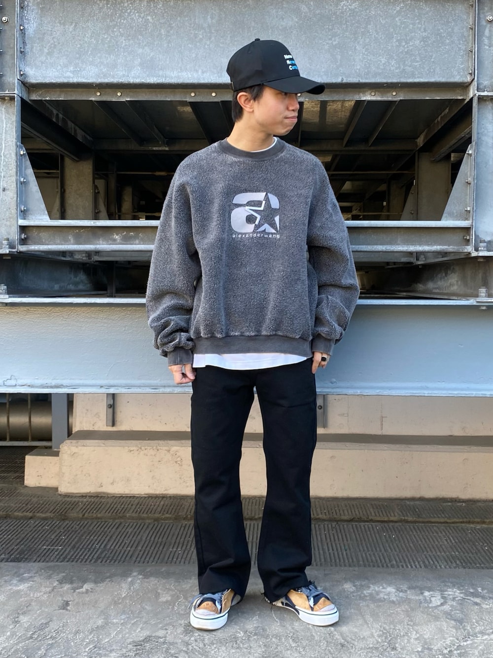 「シンプル、LHP、レイヤードスタイル、スニーカーコーデ、休日スタイル、大人コーデ、Alexander Wang、フレアパンツ、シンプルコーデ、お洒落さんとつながりたい」｜「NEONSIGNのNEONSIGN/ネオンサイン/Electric Box Log Cap（キャップ、ブラック系）」を使った、takuya satoさん（メンズ・163cm）の冬コーディネートの1枚目の写真