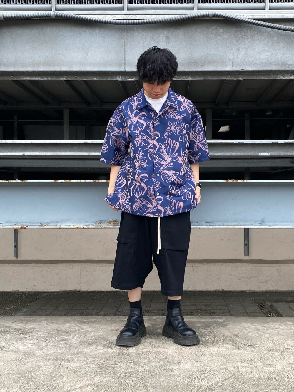 「シンプル、夏、カジュアルコーデ、おしゃれさんと繋がりたい、メンズコーデ、夏コーデ、柄シャツ、ショーツ、サルエルショーツ、LHP、Danke schon」｜「DANKE SCHONのDankeschon/ダンケシェーン/Flower Shirts（シャツ/ブラウス、ブルー系）」を使った、takuya satoさん（メンズ・163cm）の夏コーディネートの1枚目の写真