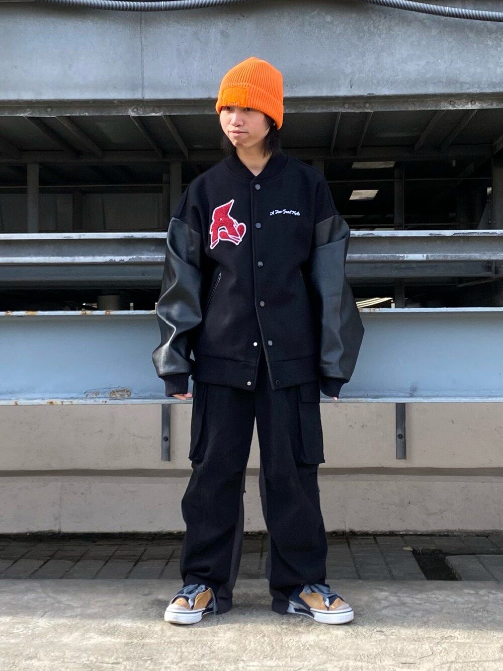 「スタジャン、ストリート、LHP、オーバーサイズ、カーゴパンツ、低身長コーデ、メンズファッション、メンズコーデ、お洒落さんとつながりたい、韓国ストリート」｜「A FEW GOOD KIDSのAFEWGOODKIDS/アフューグッドキッズ/WOOLEN BASEBALL LOGO JACKET（スタジャン、ブラック系）」を使った、takuya satoさん（メンズ・163cm）の冬コーディネートの1枚目の写真