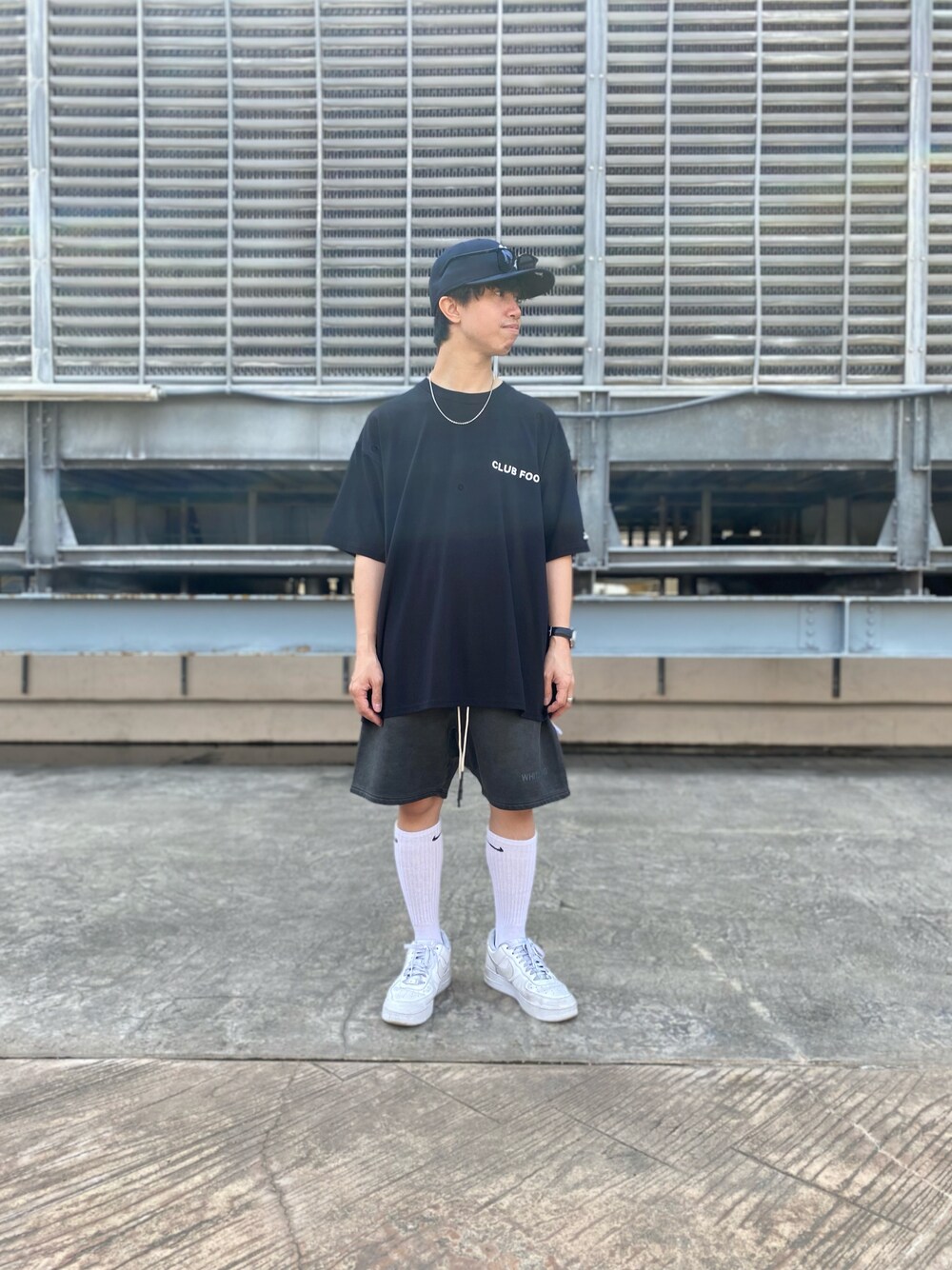 「LHP、オーバーサイズ、Danke schon、白スニーカー、ショーツ、夏コーデ、低身長、メンズファッション、おしゃれさんと繋がりたい、whiteland」｜「DANKE SCHONのDankeSchon/ダンケシェーン/10th Anniversary CLUBFOOT SST/10周年 ロゴTシャツ（Tシャツ/カットソー、ブラック系）」を使った、takuya satoさん（メンズ・163cm）の春コーディネートの1枚目の写真